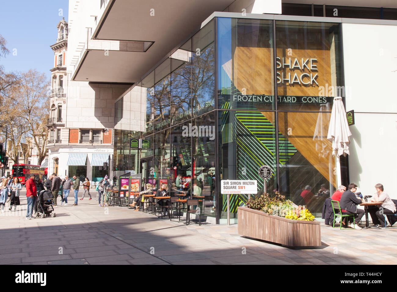 Shake Shack Burger Restaurant, Sir Simon Milton Square, Victoria, Londres, Angleterre, Royaume-Uni. Banque D'Images