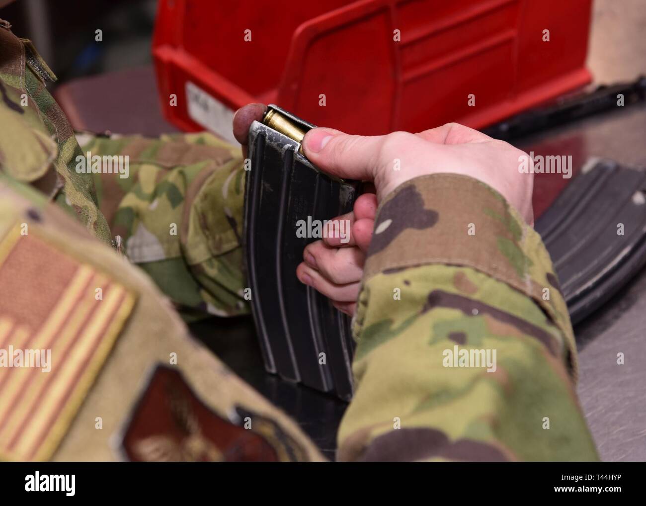 Airman Senior Melanie Lacey, un membre de l'équipe d'entretien d'armes avec le 509e Escadron de munitions, un magazine avec des charges inertes 5,56 mm balles formation le 5 mars 2019, dans la classe des armes de combat à Whiteman Air Force Base, Missouri. Les aviateurs de la classe ont été la formation pour une variété de tâches, y compris les déploiements, le changement permanent de la station et devoir tirer afin qu'ils puissent s'acquitter de leurs fonctions de base. Banque D'Images