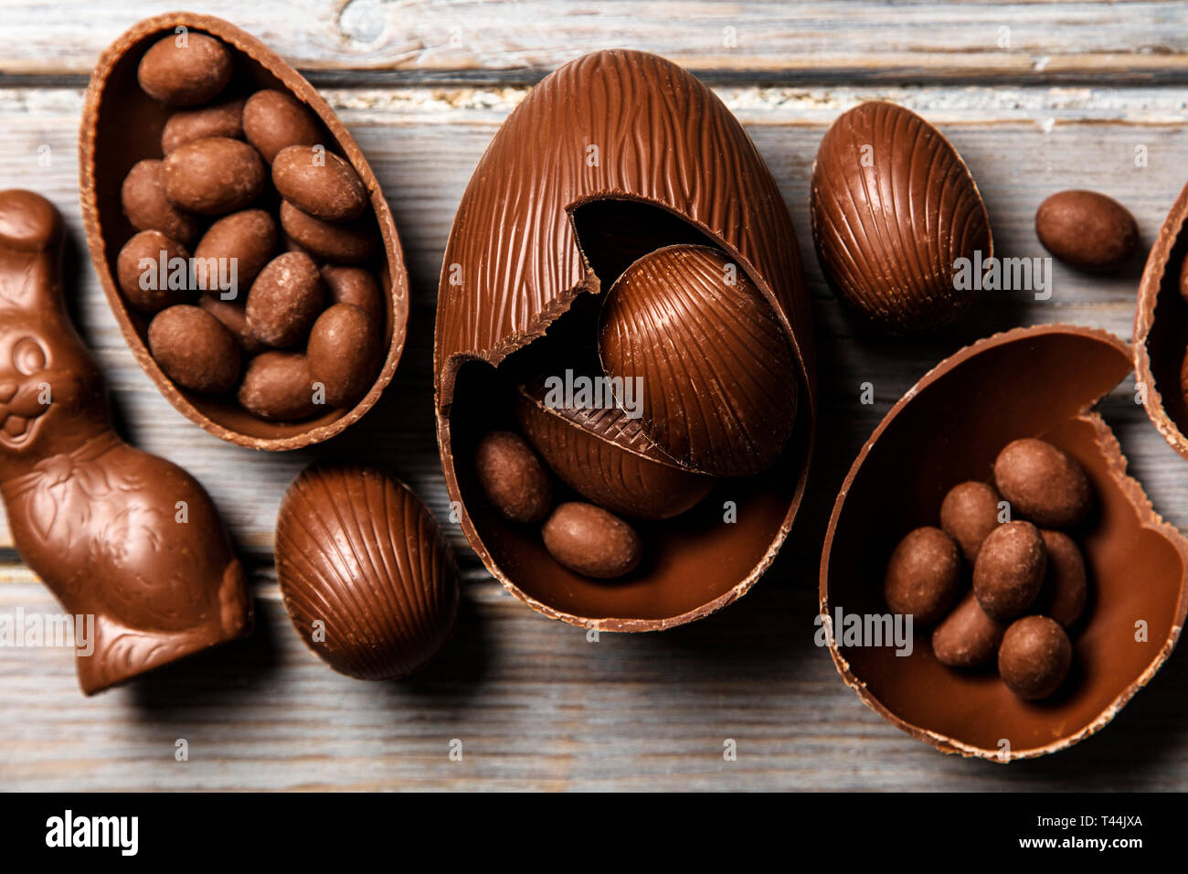 Lapin de Pâques en chocolat les lapins et les œufs sur un fond de bois rustique Banque D'Images