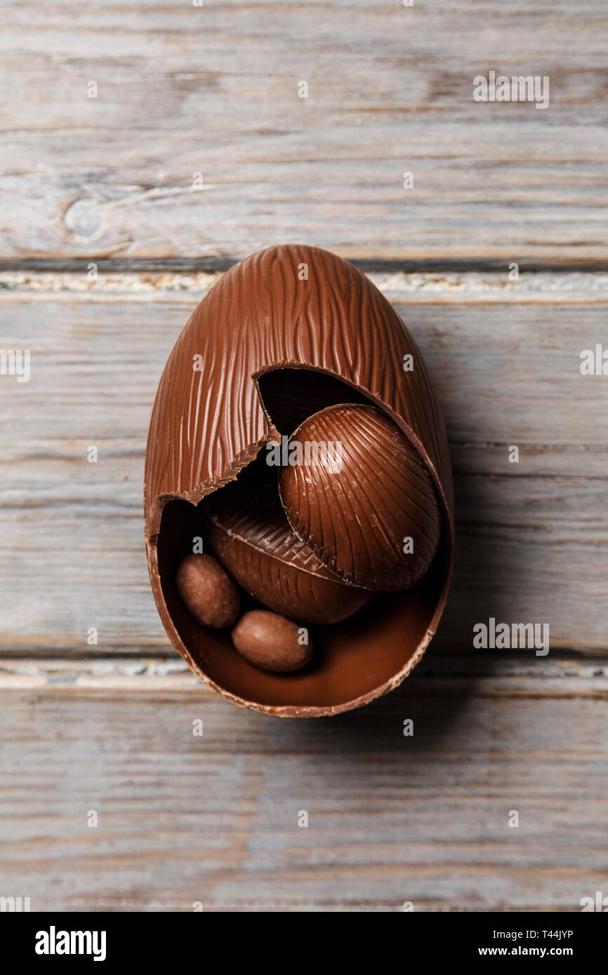 Les oeufs de pâques en chocolat sur un fond de bois rustique Banque D'Images