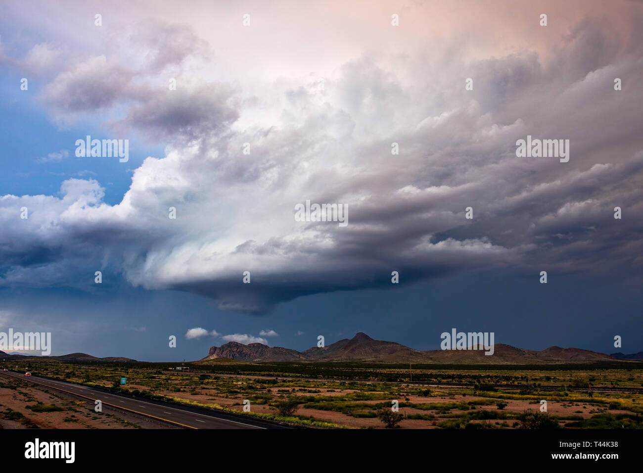 Un orage supercellulaire à faible précipitation au-dessus des montagnes au sud-ouest de Lordsburg, Nouveau-Mexique Banque D'Images