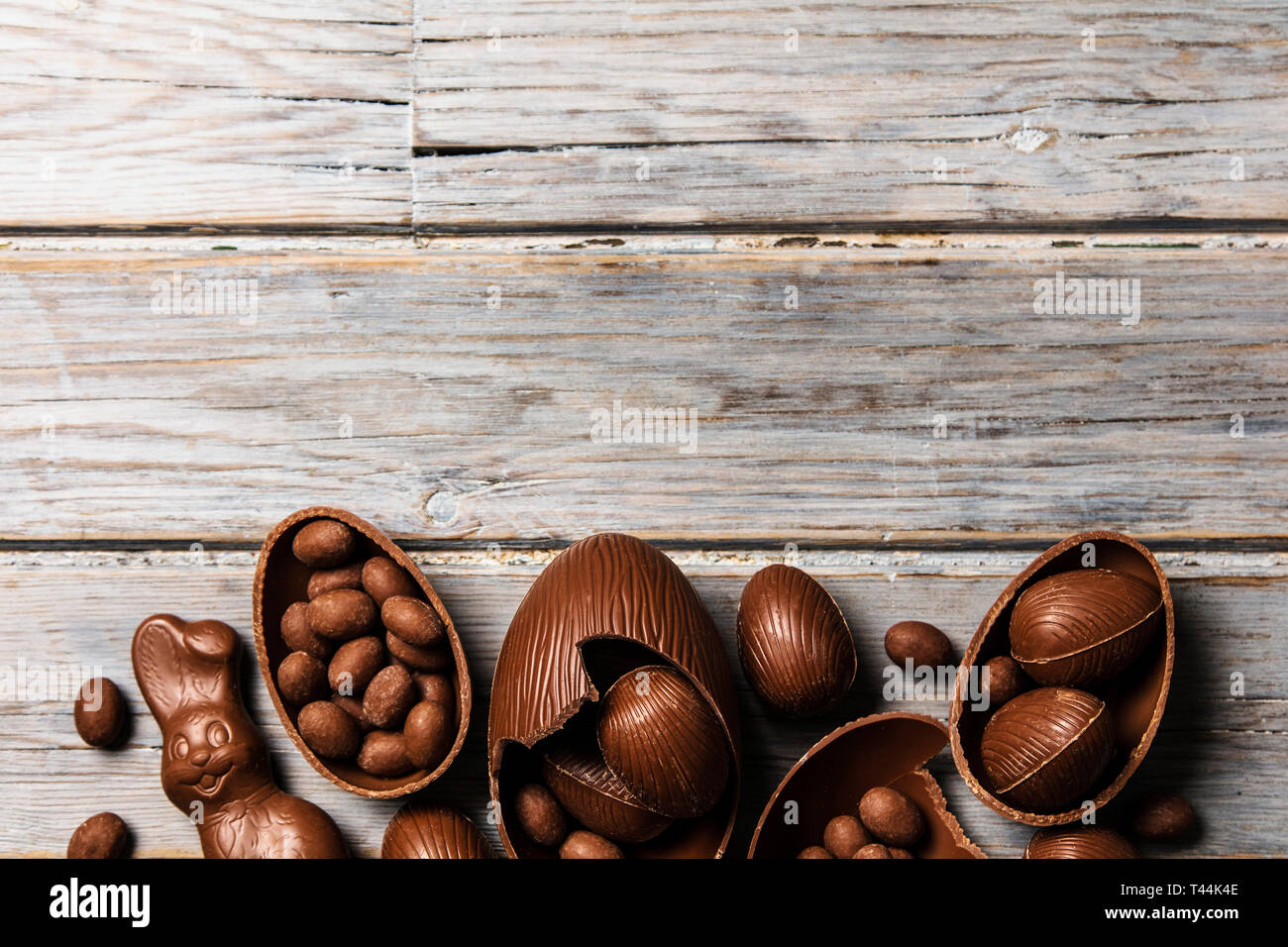 Lapin de Pâques en chocolat les lapins et les œufs sur un fond de bois rustique Banque D'Images