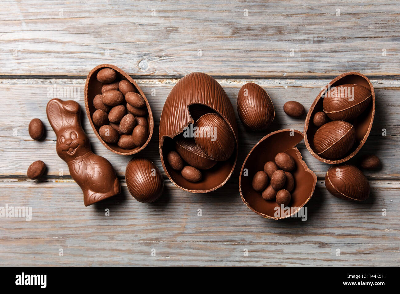 Lapin de Pâques en chocolat les lapins et les œufs sur un fond de bois rustique Banque D'Images