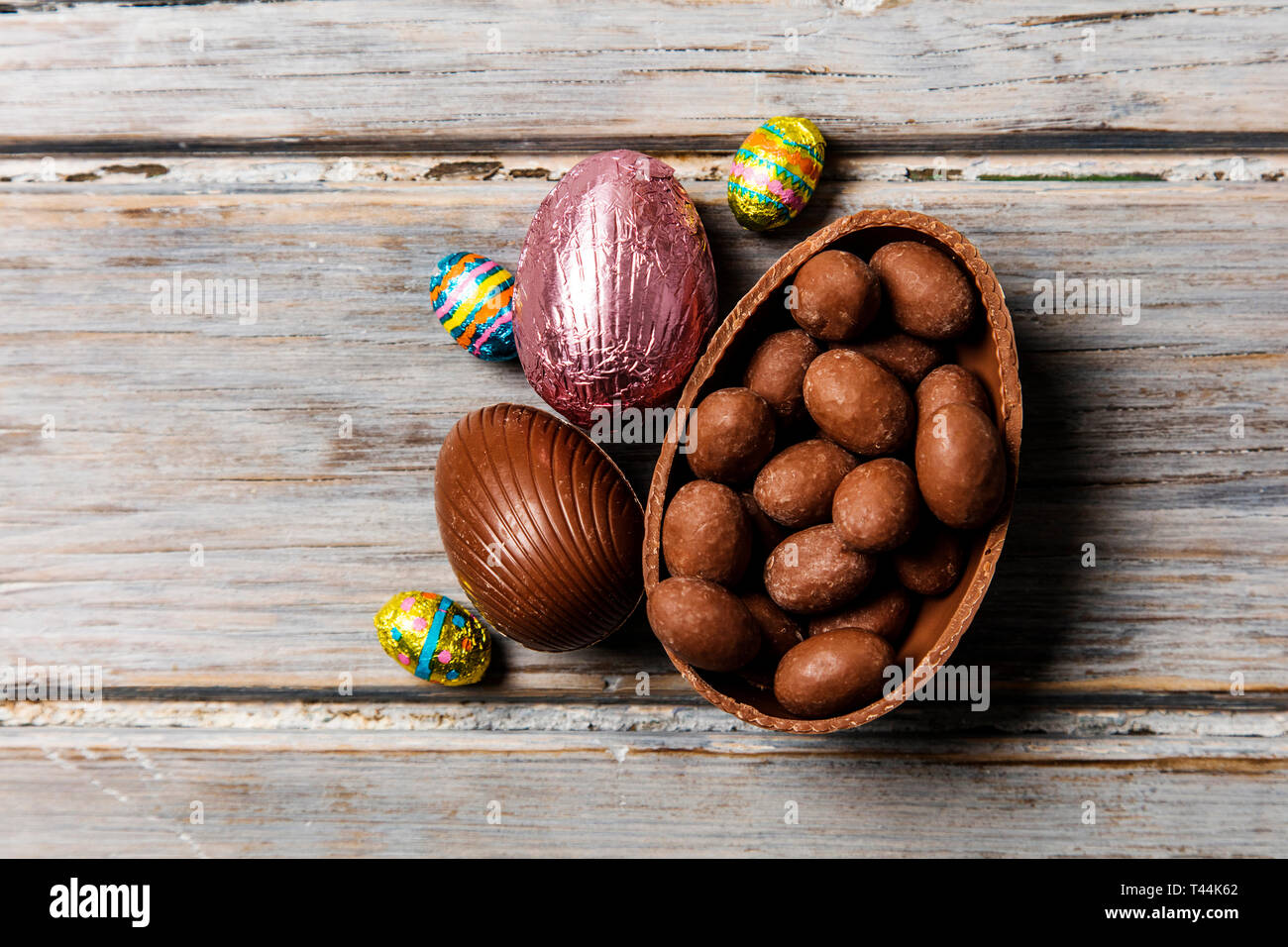 Les oeufs de pâques en chocolat sur un fond de bois rustique Banque D'Images