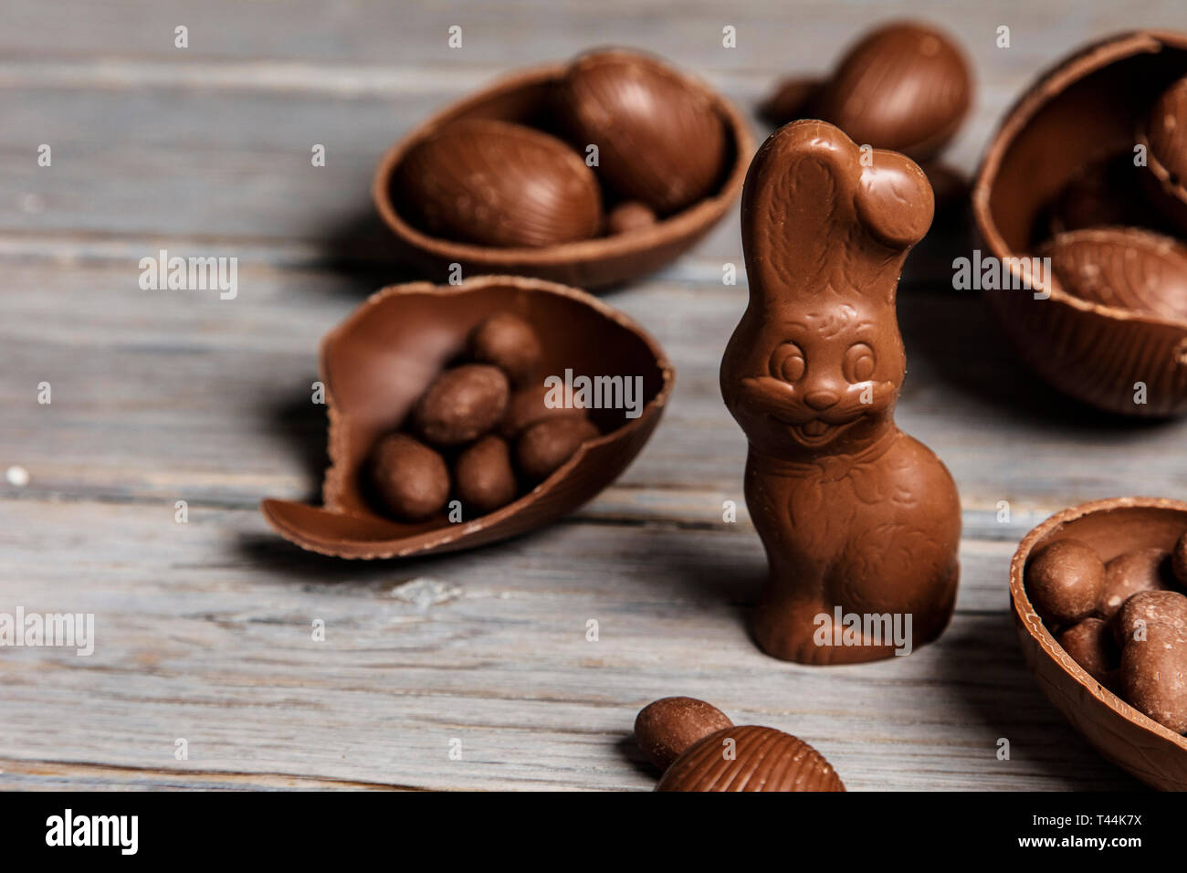 Lapin de Pâques en chocolat les lapins et les œufs sur un fond de bois rustique Banque D'Images