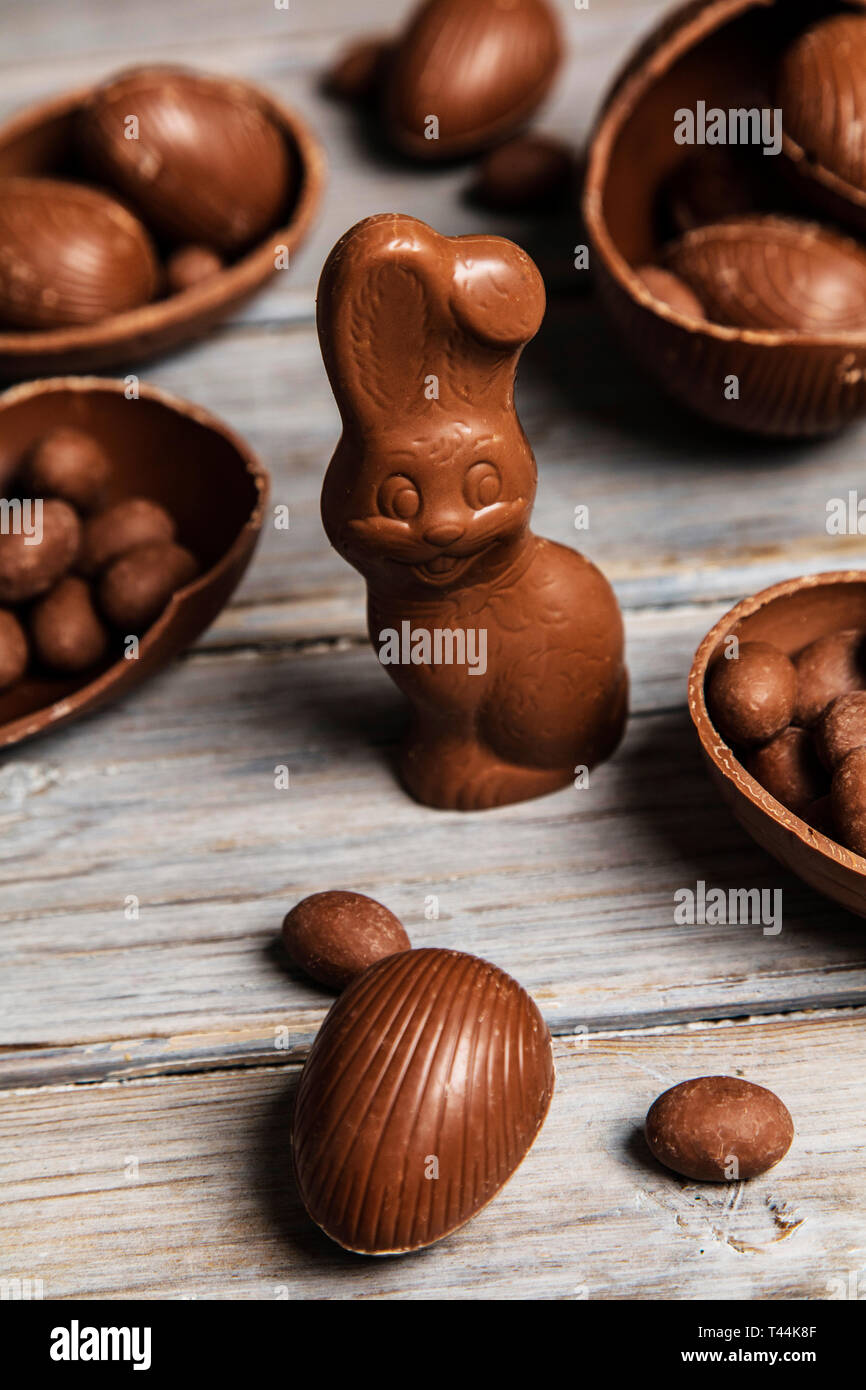 Lapin de Pâques en chocolat les lapins et les œufs sur un fond de bois rustique Banque D'Images