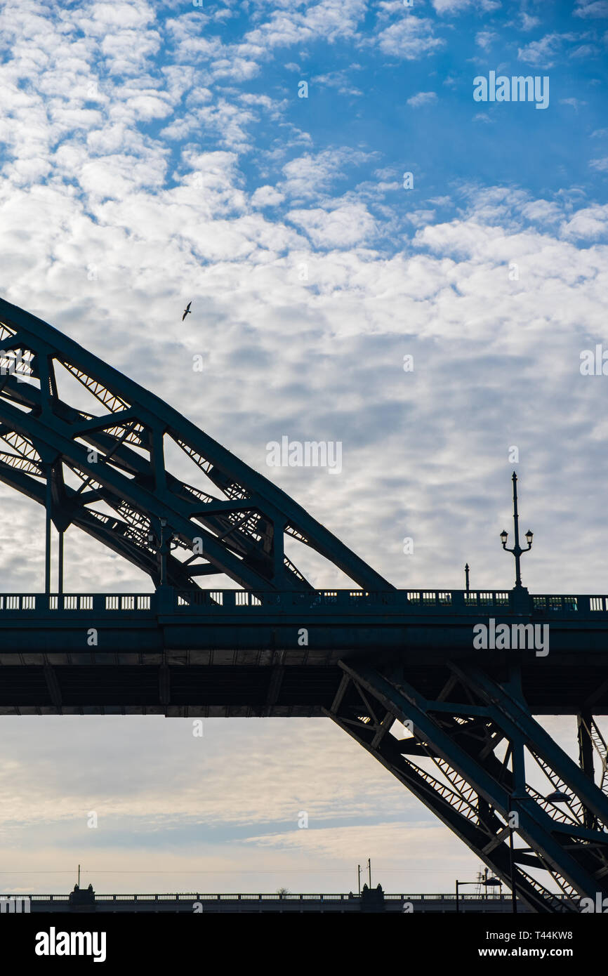 Silhouette de Tyne Bridge et une mouette voler au loin contre un ciel magnifique à Newcastle upon Tyne au Royaume-Uni Banque D'Images