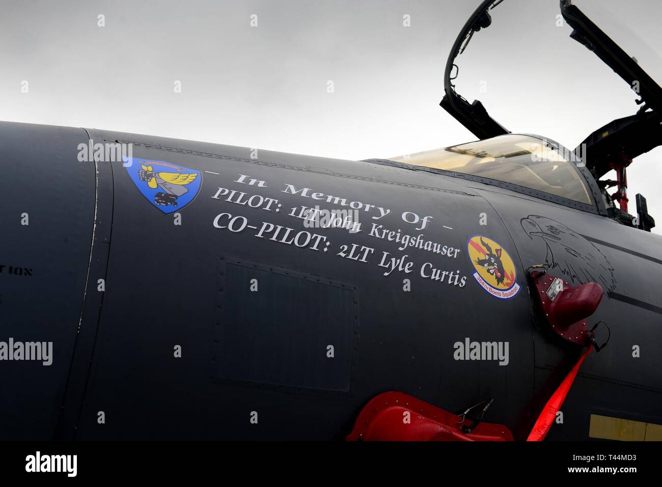 Un F-15E Strike Eagle affecté à la 494e Escadron de chasse porte le nom de l'héroïque 364e Escadron Bombe B-17 crew 'Mi' Amigo 20 févr. 2019, à Royal Air Force Lakenheath, Angleterre. 1er Lt John Krieghauser s'est écrasé la guerre-crippled Flying Fortress à Endcliffe Park, Sheffield, Angleterre, en évitant la résidence et à proximité d'enfants. Banque D'Images