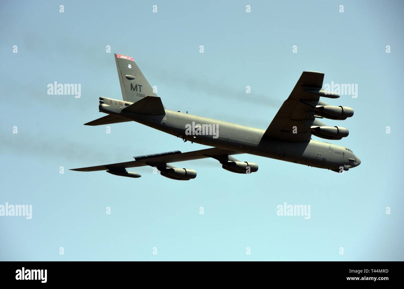 Un U.S. Air Force B-52 Stratofortress affecté à la 23e Escadron expéditionnaire de bombe Andersen Air Force Base, Guam effectue un survol lors des cérémonies d'ouverture de l'Inde 2019 Aero à Yelahanka Air Force Station, en Inde le 20 février, 2019. Les États-Unis sont l'honneur de participer à l'exposition de cette année et s'est engagé à renforcer son partenariat avec l'Inde tout en favorisant les relations militaires et de coopération. Banque D'Images