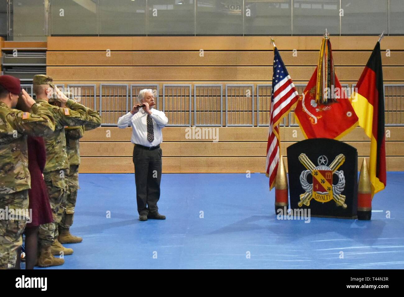 L'Armée américaine à la retraite Master Sgt. Richard Rolls joue de la flûte de l'hymne national allemand et américain au cours de l'Hydre Batterie, 4e Bataillon, 319e Régiment d'artillerie aéroporté, 173e Brigade aéroportée, cérémonie de passation de commandement, dans la tour des casernes, Grafenwoehr, Allemagne, le 20 février 2019. Banque D'Images