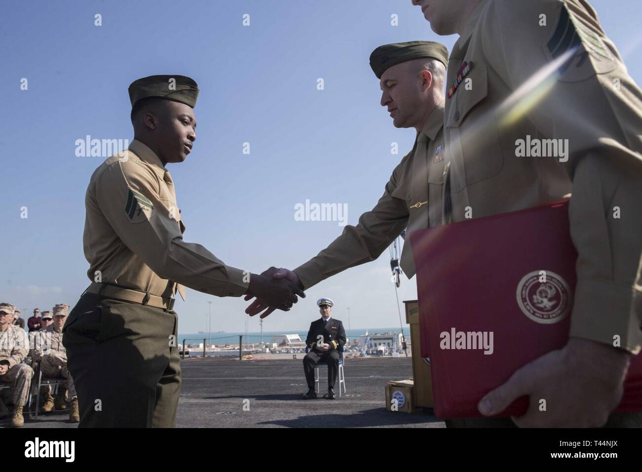 Golfe Arabique (fév. 19, 2019) U.S. Marine Corps Cpl. Anglais Jamarkus, une masse d'Air Maritime Task Force planner avec les 22e Marine Expeditionary Unit, est congratualted après avoir obtenu son diplôme de caporaux Cours sur le poste de pilotage de la classe Wasp-navire d'assaut amphibie USS Kearsarge (LHD-3). Bien sûr les caporaux est une classe de leadership conçu pour enseigner les fondamentaux de Marines est un noncomissioned direction et les préparer à prendre plus de responsabilités au sein de leur unité. Marines et de marins avec la 22e MEU et groupe amphibie Kearsarge sont déployés à la 5e flotte zone d'opérations dans sup Banque D'Images