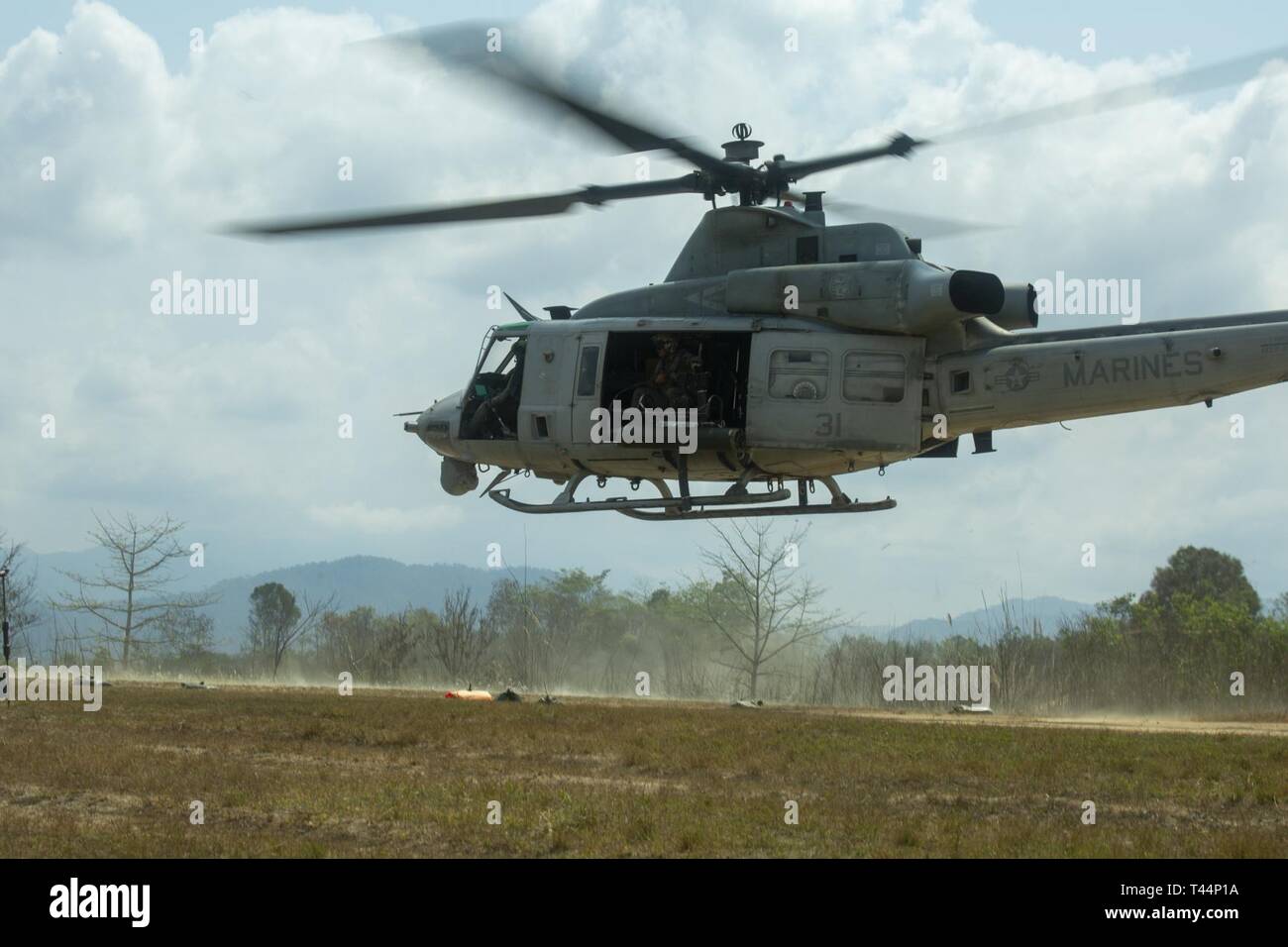 Le lieutenant-général Eric M. Smith, commandant général du III Marine Expeditionary Force, départ le camp de Ban Chan Khrem à bord d'un hélicoptère Huey UH-1Y A la suite d'une visite au cours de l'effort d'or Cobra 19, quartier Khao Khitchakut, Thaïlande, le 20 février 2019. Gold Cobra exercice démontre l'engagement du Royaume de Thaïlande et des États-Unis à notre alliance de longue date, fait la promotion des partenariats régionaux et les progrès de la coopération en matière de sécurité dans la région Indo-Pacifique. La 31e unité expéditionnaire de marines, le Corps des Marines' seulement continuellement de l'avant-déployés MEU, constitue un mécanisme souple et prêt à la force meurtrière Banque D'Images