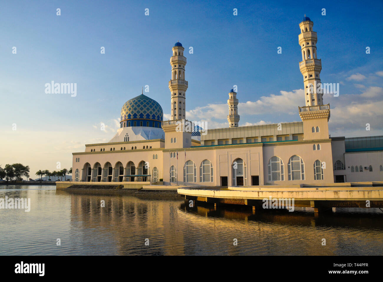 Mosquée de la ville, sur la baie de Likas Kota Kinabalu, Sabah (Bornéo), Malaisie Banque D'Images