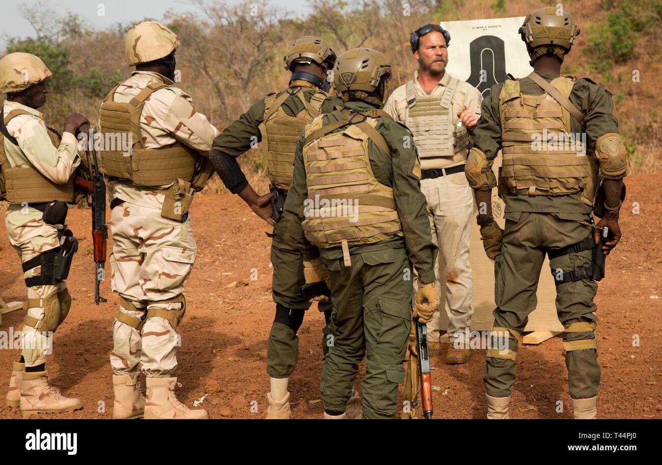 Conseiller antiterroriste parle aux soldats du Niger à la gamme, Bob-Dioulasso, Burkina Faso, Feb, 21,2019.Flintlock est U.S. Africa Command's premier et le plus important des forces d'opérations conjointes de l'exercice. Banque D'Images