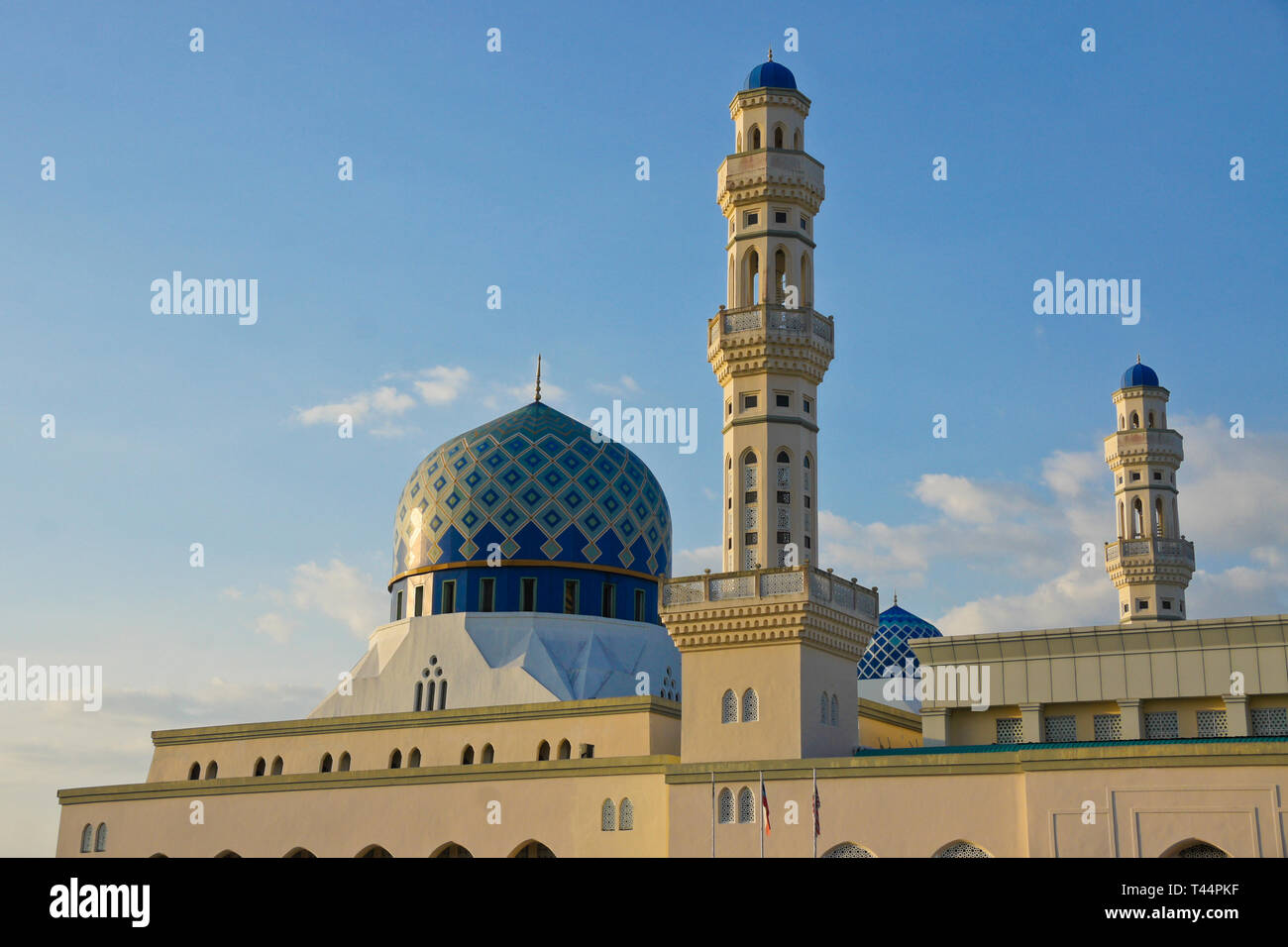 Mosquée de la ville, sur la baie de Likas Kota Kinabalu, Sabah (Bornéo), Malaisie Banque D'Images