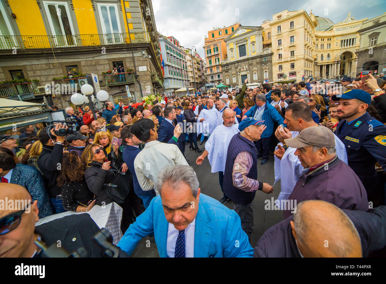 Naples, Italie. 13 avr, 2019. Gran Caffè Gambrinus où le plus grand repas double jamais réalisé dans le monde avec un diamètre de deux mètres sera présenté ! Credit : Luigi Rizzo/Pacific Press/Alamy Live News Banque D'Images