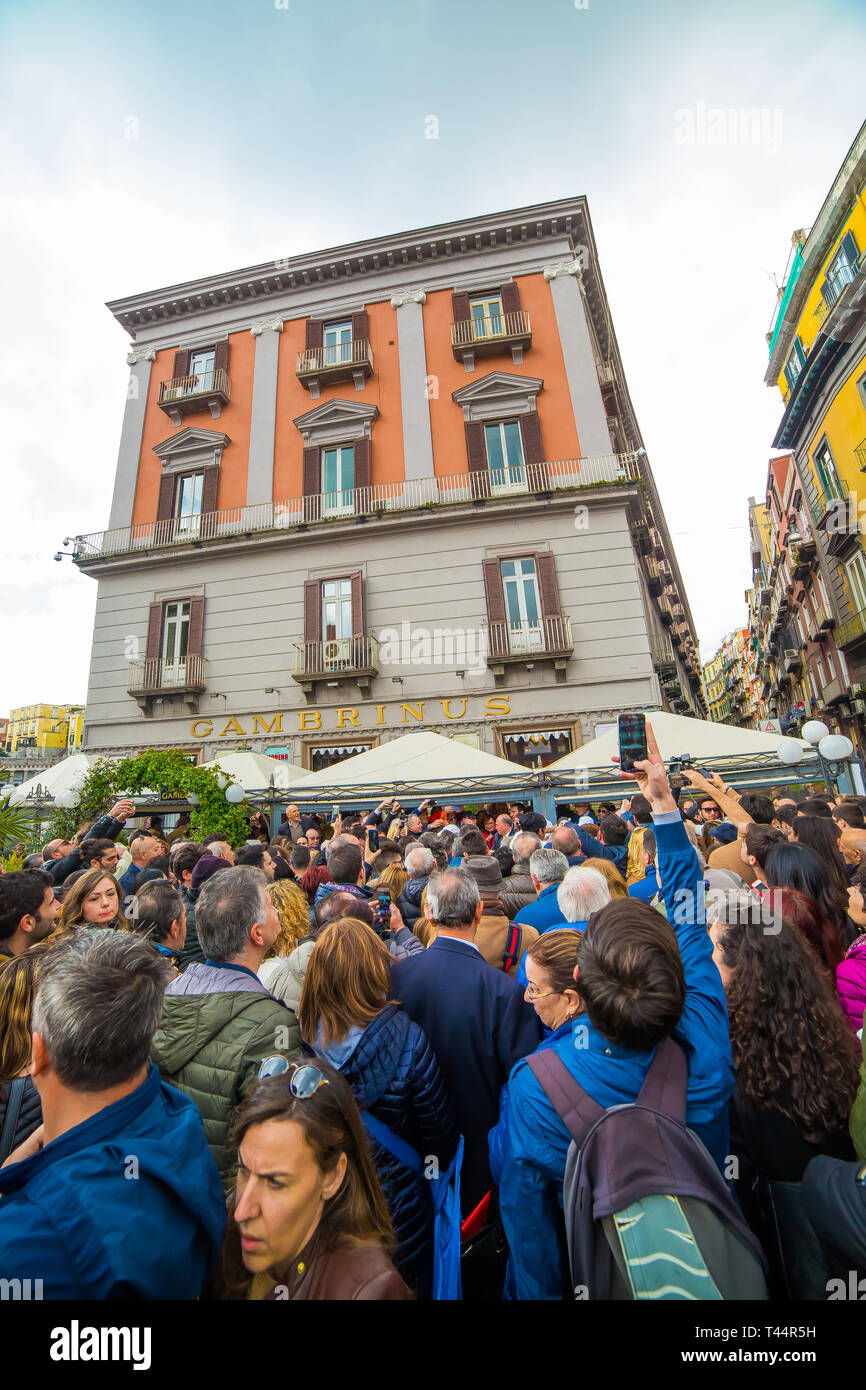 Naples, Italie. 13 avr, 2019. Gran Caffè Gambrinus où le plus grand repas double jamais réalisé dans le monde avec un diamètre de deux mètres sera présenté ! Credit : Luigi Rizzo/Pacific Press/Alamy Live News Banque D'Images