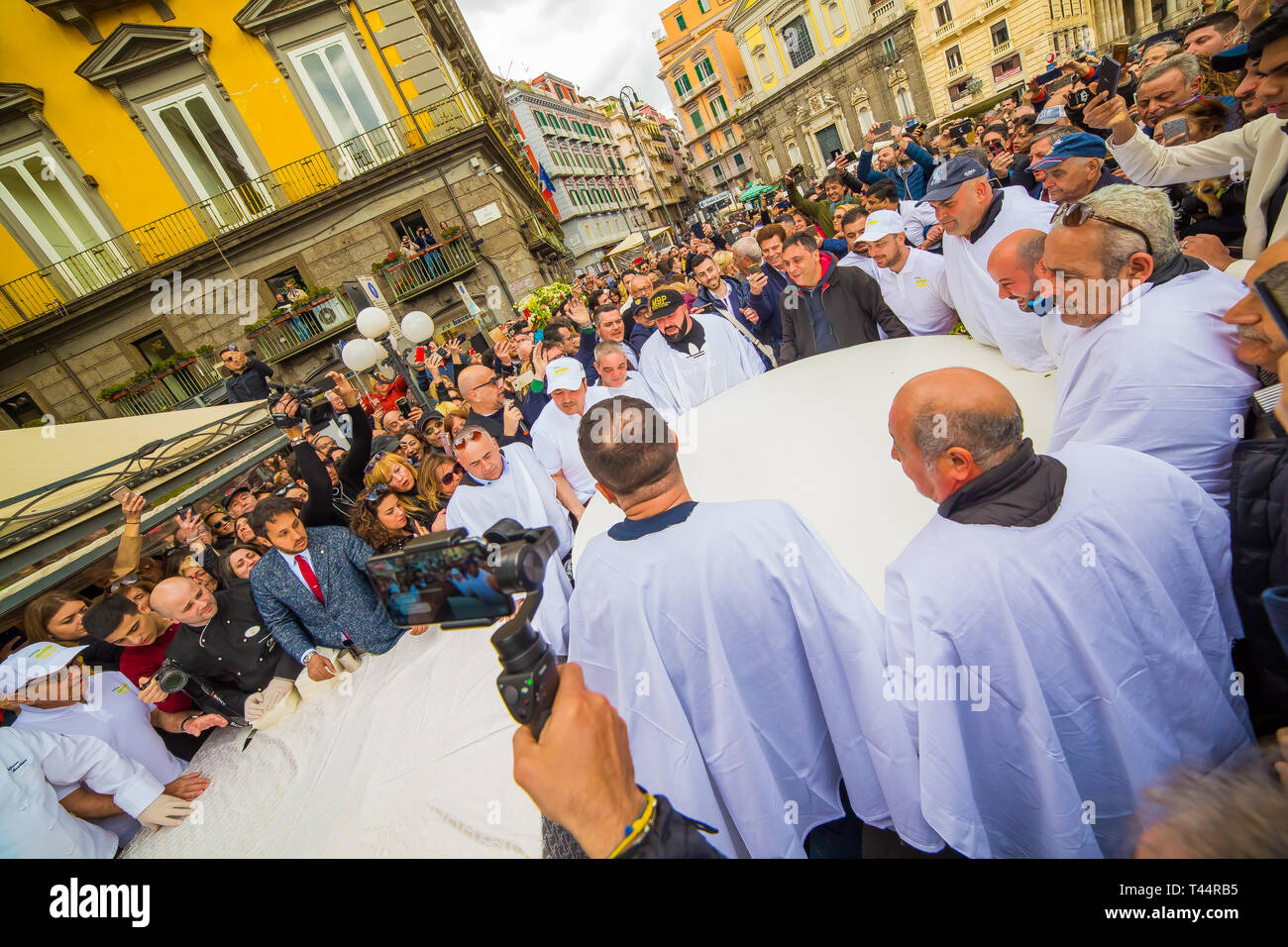 Naples, Italie. 13 avr, 2019. Gran Caffè Gambrinus où le plus grand repas double jamais réalisé dans le monde avec un diamètre de deux mètres sera présenté ! Credit : Luigi Rizzo/Pacific Press/Alamy Live News Banque D'Images