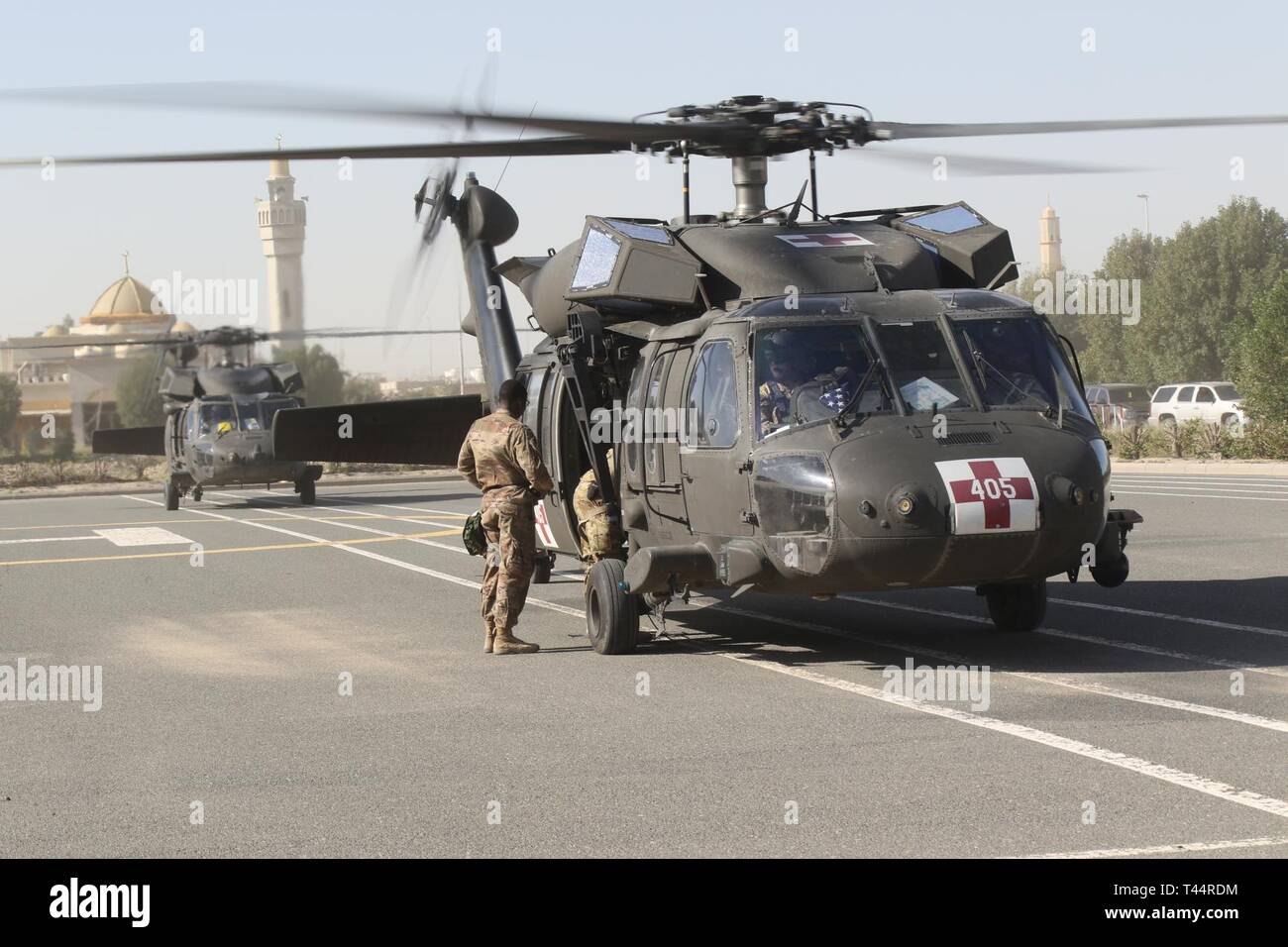 Les hélicoptères de l'armée américaine apportent une victime simulée de l'Koweït Au nord du complexe médical militaire pour exercer la Phase II de la mise du stimulateur 10 févr. 21, 2019. Banque D'Images
