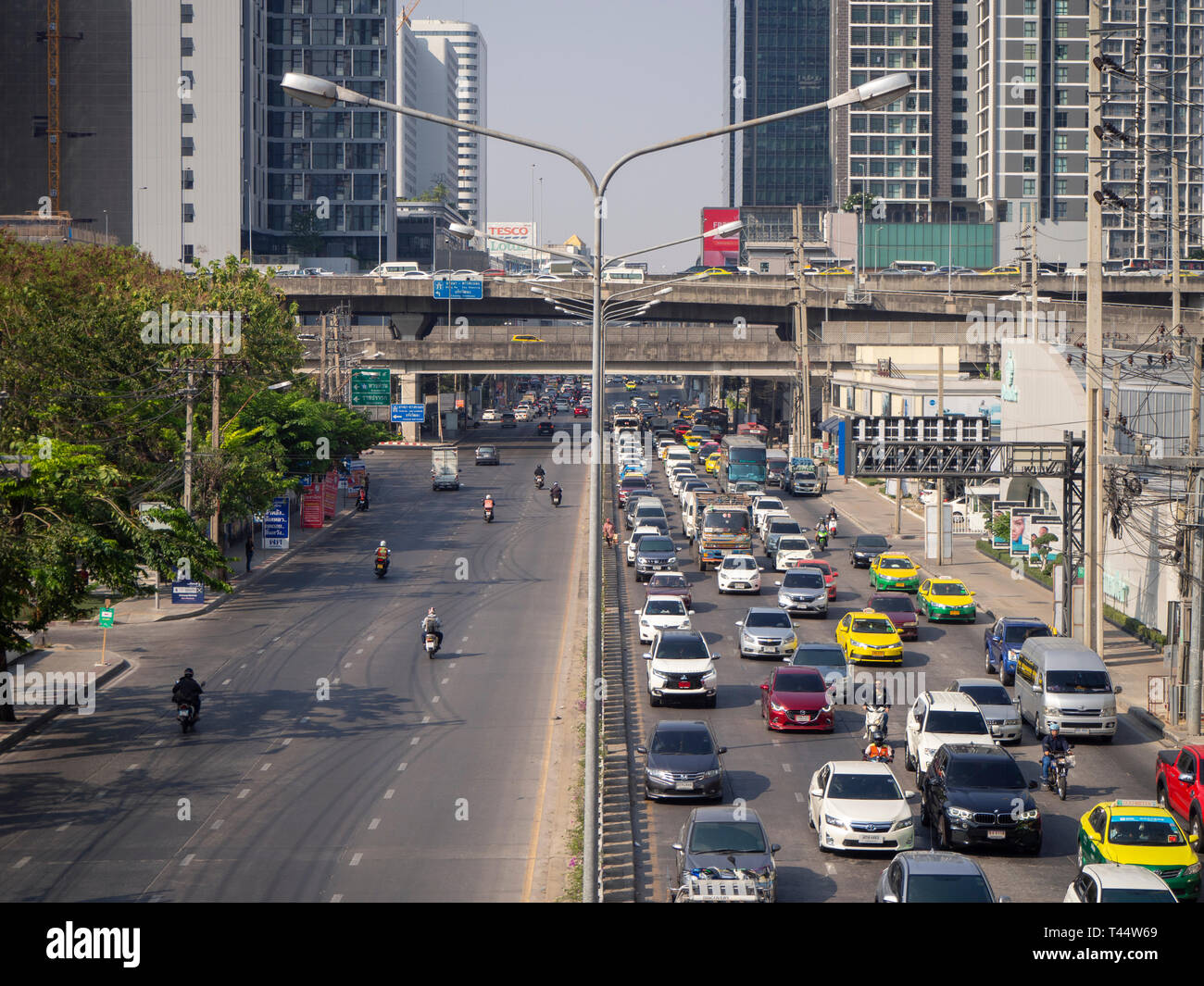 BANGKOK, THAÏLANDE - 11 mars 2019 : les différents trafics sur Petchburi Road Banque D'Images