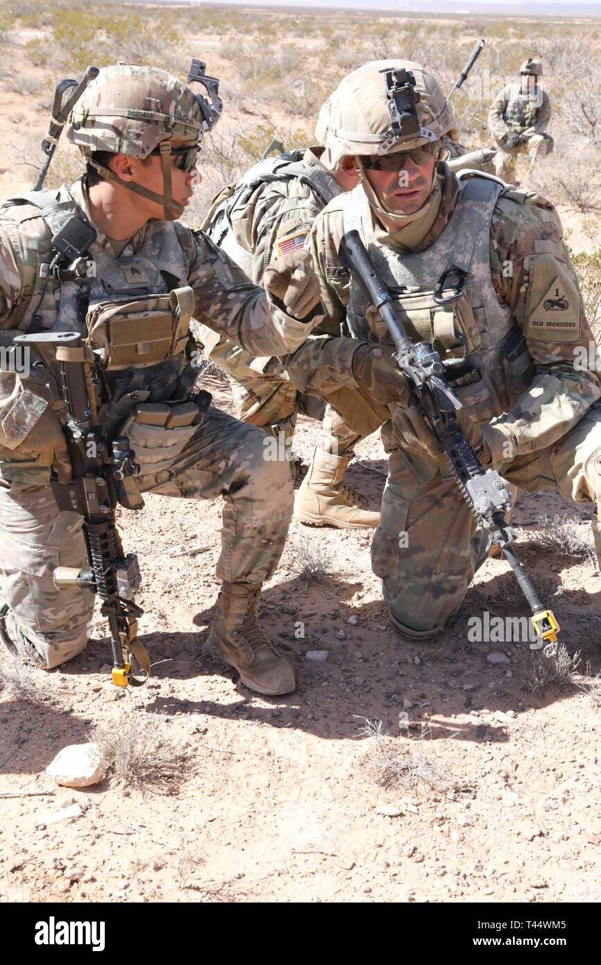 Le Sgt. Armand Spencer et le Sgt. Joseph Charette, fantassins avec 1er Bataillon, 37e régiment blindé, arrêter de s'assurer qu'ils comprennent tous les déplacer dans le plan. Ils ont, ensuite, passer à leurs soldats pour s'assurer que tout le monde sur l'équipe connaît le même plan d'exécution avant d'aller de l'avant. Banque D'Images