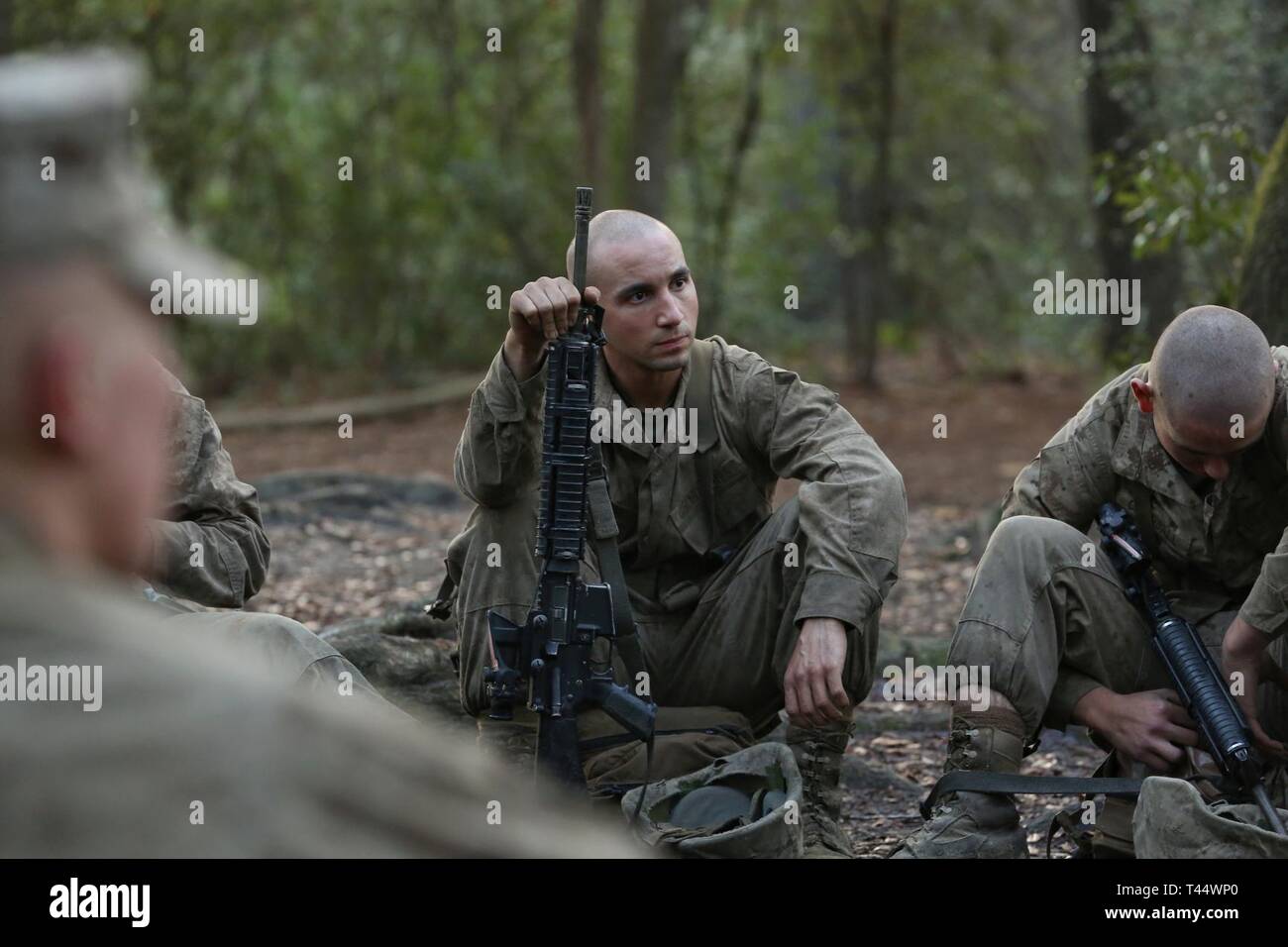 Michael Campofiori Echo, compagnie, 2e Bataillon de recrutement et de formation à l'écoute d'une discussion guidée au cours de "The Crucible" au Marine Corps Recruter Depot Parris Island, Caroline du Sud, le 21 février 2019. "The Crucible" est un événement culminant de 54 heures qui nécessite des recrues pour travailler en équipe et relever des défis afin de gagner le titre United States Marine. Campofiori, brique de Township, New Jersey, a reçu un diagnostic de leucémie à l'âge de 11 ans et est passé par la chimiothérapie pendant ses cinq ans contre le cancer. Alors que son cancer est en rémission à l'âge de 16 ans, il a décidé de poursuivre une carrière en Banque D'Images