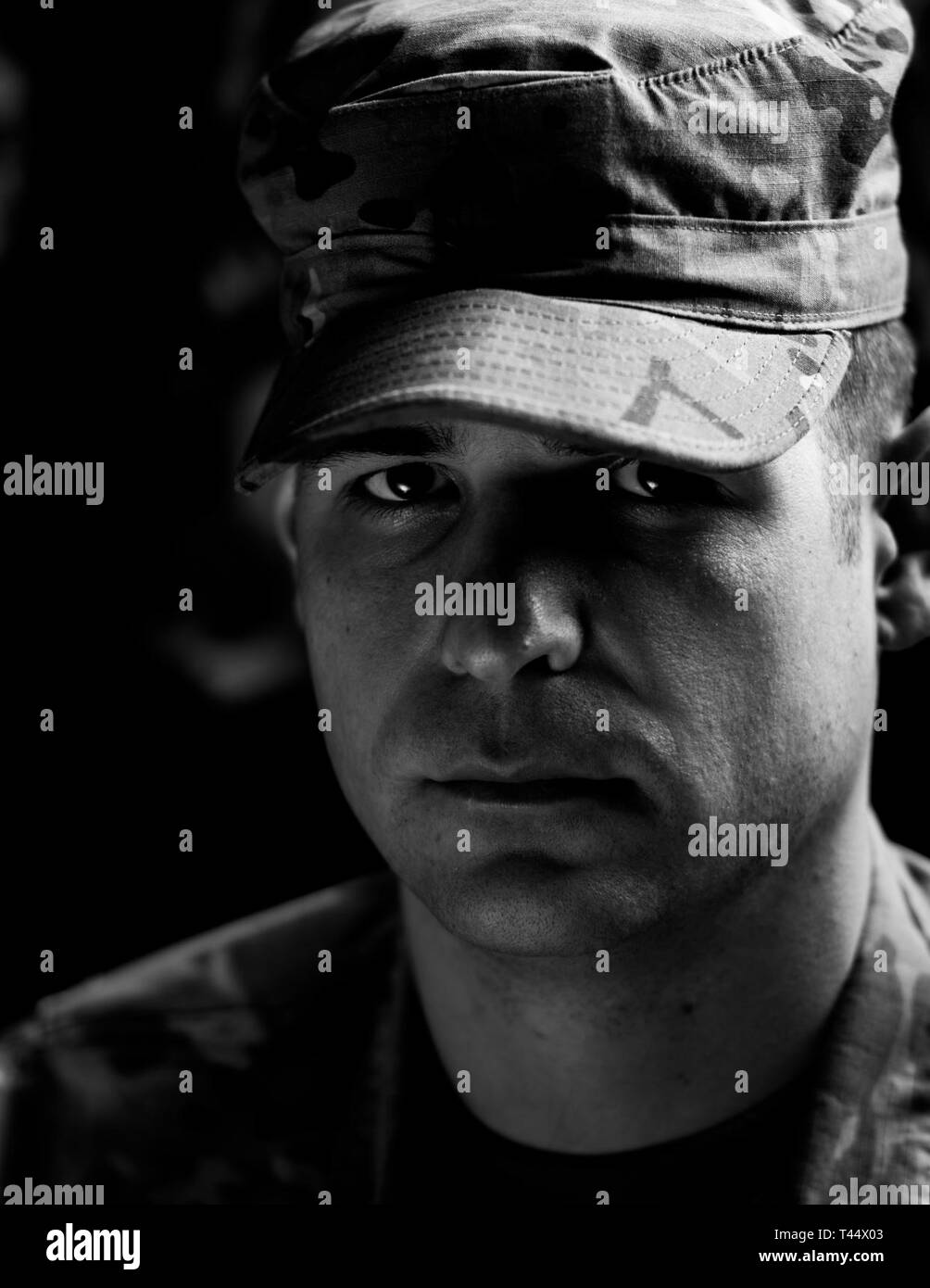 Le Sgt. 1re classe Bradley Latham a rejoint l'armée de réserve comme un spécialiste des affaires publiques diffusées en 2005 après avoir terminé ses études secondaires à Blue Springs, MO. Après un 12 mois de déploiement en Iraq à partir de juin 2006 - juin 2007, avec la 356e Détachement des opérations de diffusion, il est retourné à la maison et peu de temps après, mis en service en service actif. Latham a occupé diverses positions et dans de nombreuses unités, comprenant les 55e Compagnie de transmissions (Combat Camera), 3ème Bataillon de soutien de l'information militaire (Airborne), 3e Groupe de forces spéciales (Airborne), et 3/47 e Régiment d'infanterie comme une perceuse Sergean Banque D'Images