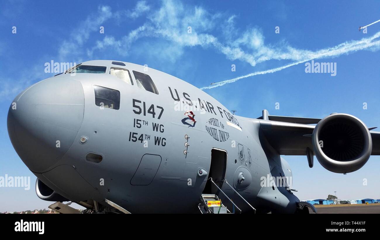 Une équipe de démonstration indien survolent un U.S. Air Force C-17 Globemaster III, affecté à la 535e Escadron de transport aérien, d'une base commune Pearl Harbor-Hickam, New York, au cours de 2019, à l'Aero India Air Force Station Yelahanka, Bangalore, Inde, 23 février. Les États-Unis sont l'honneur de participer à l'exposition de cette année et s'est engagé à renforcer son partenariat avec l'Inde tout en favorisant les relations militaires et de coopération. Banque D'Images