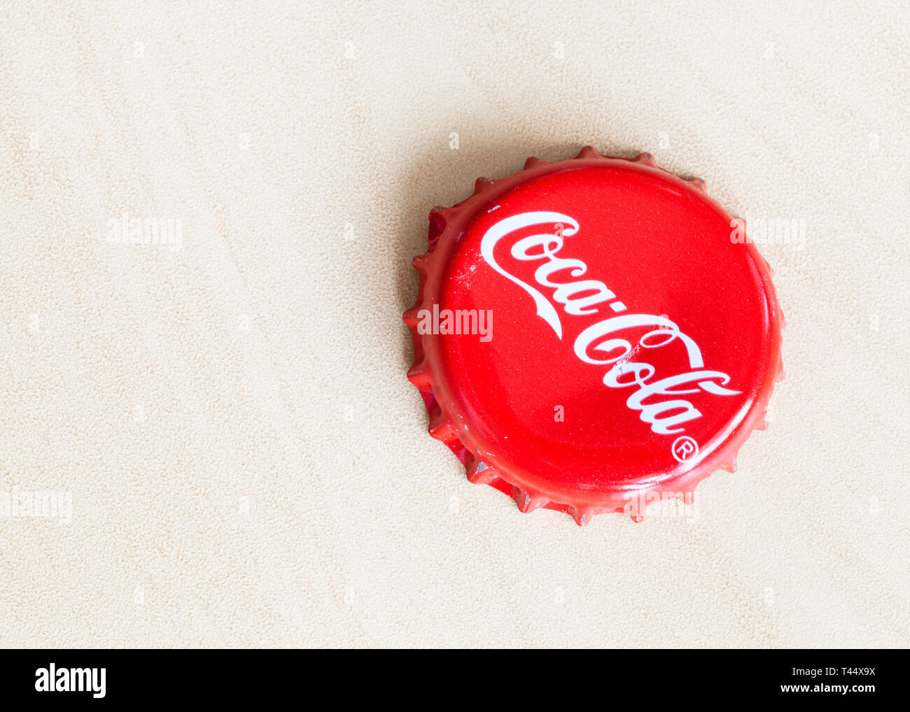 Moscou, Russie - le 4 avril 2019 : Crown Cork bouchon de la bouteille de Coca-Cola beverage sur planche de bois avec copyspace. Coca-Cola (coke) est boissons Banque D'Images