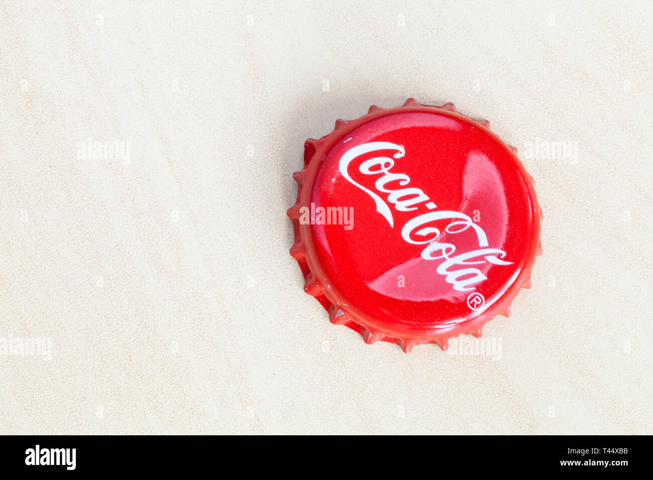 Moscou, Russie - le 4 avril 2019 : old Crown Cork bouchon de la bouteille de Coca-Cola beverage sur planche de bois avec copyspace. Coca-Cola (coke) est boissons Banque D'Images