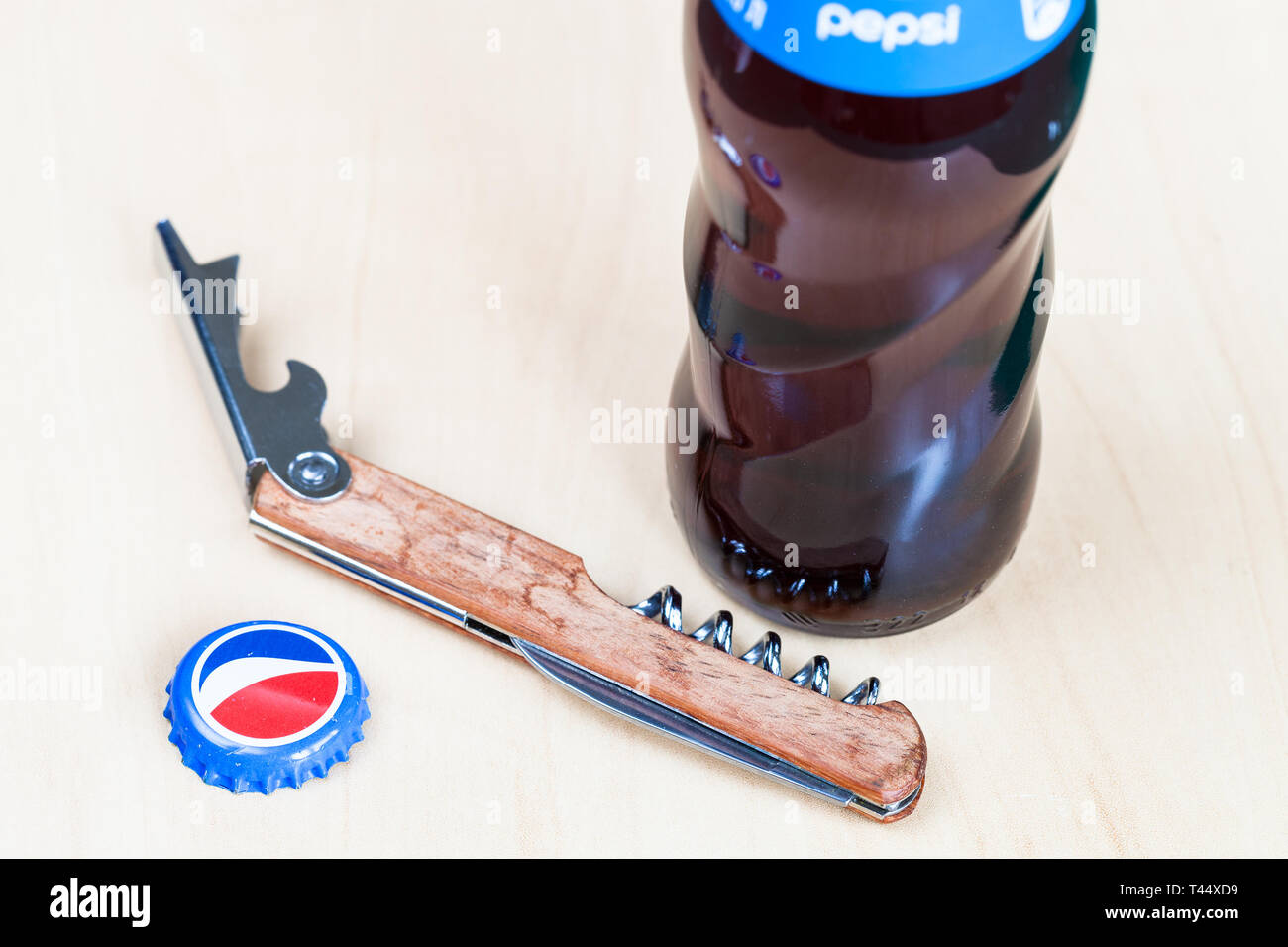 Moscou, Russie - le 4 avril 2019 : Pepsi bouteille de verre, utilisé couronne silicone sur planche de bois. Boisson gazeuse Pepsi est fabriqué par P Banque D'Images