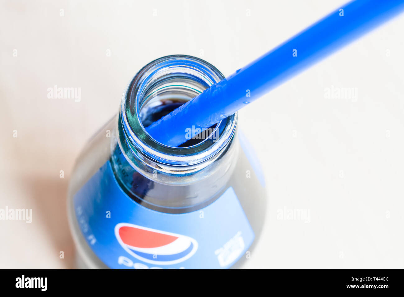 Moscou, Russie - le 4 avril 2019 : voir ci-dessus d'ouvrir le flacon en verre de boissons Pepsi bleu avec paille close up. Boisson gazeuse Pepsi est ma Banque D'Images
