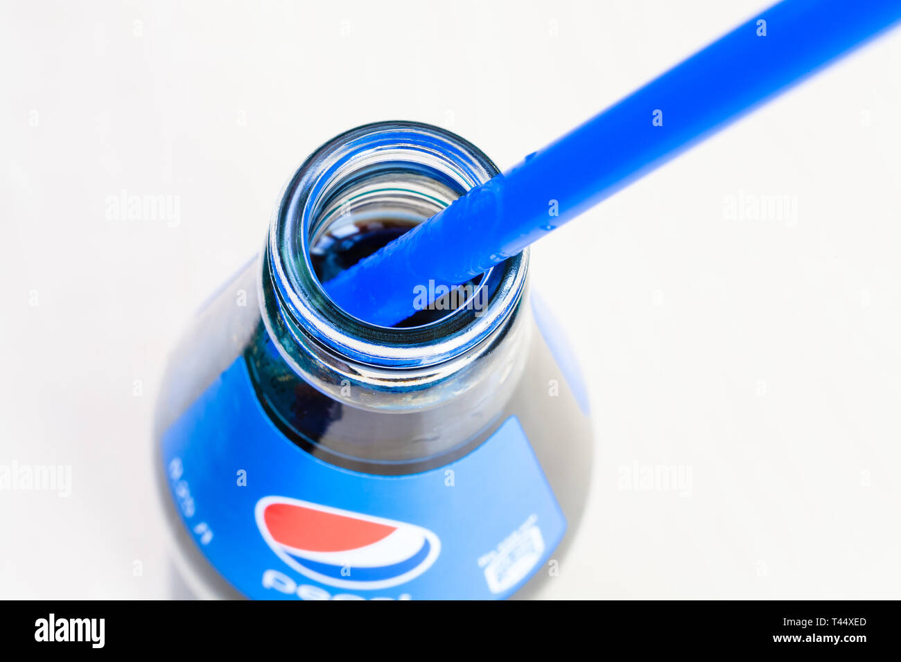Moscou, Russie - le 4 avril 2019 : Vue de dessus ouvrir le flacon en verre de boissons Pepsi bleu avec tube potable close up. Boisson gazeuse Pepsi est fabr Banque D'Images