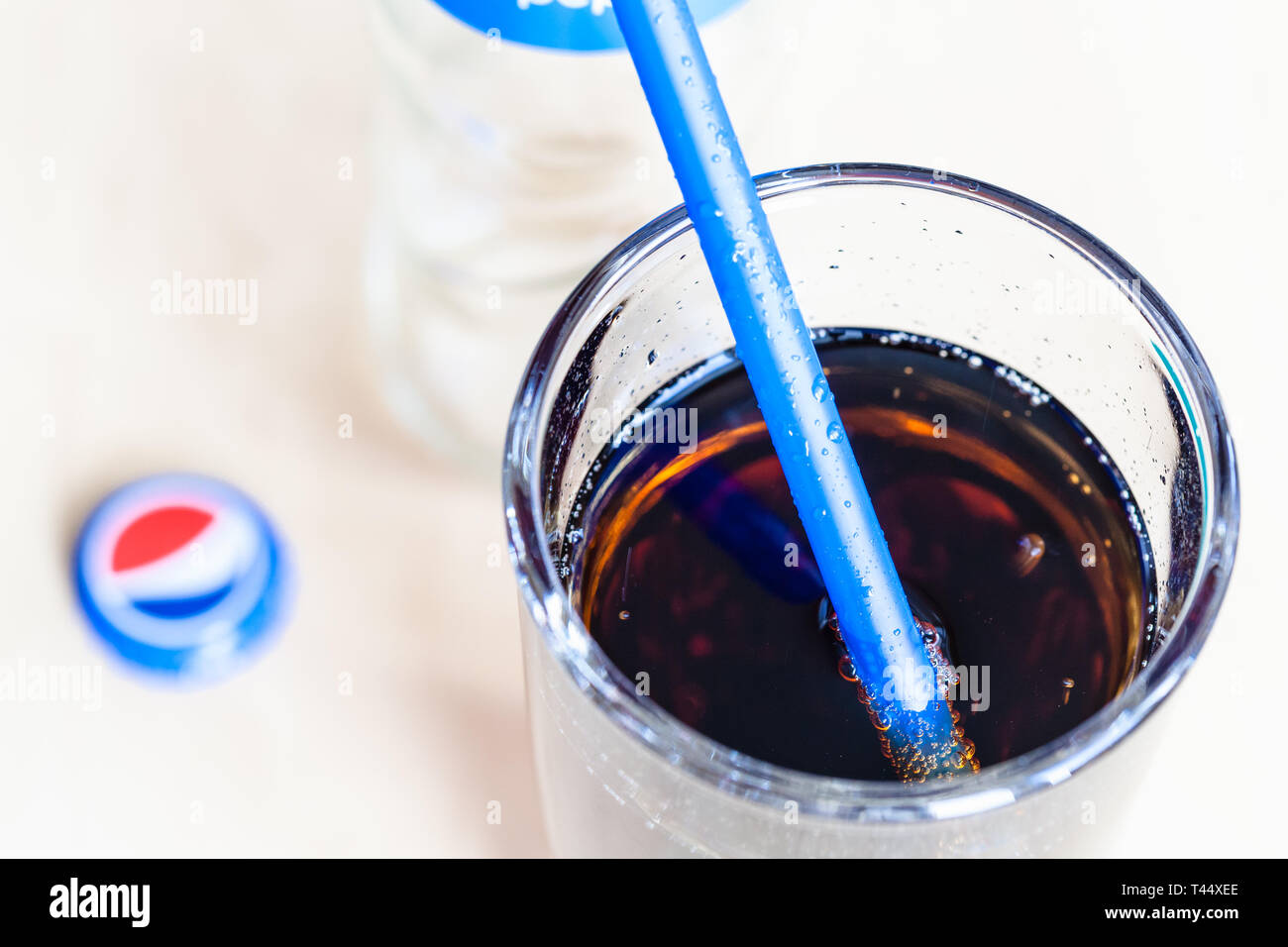 Moscou, Russie - le 4 avril 2019 : Vue de dessus de boissons Pepsi en verre avec paille bleu close up. Boisson gazeuse Pepsi est fabriqué par Banque D'Images