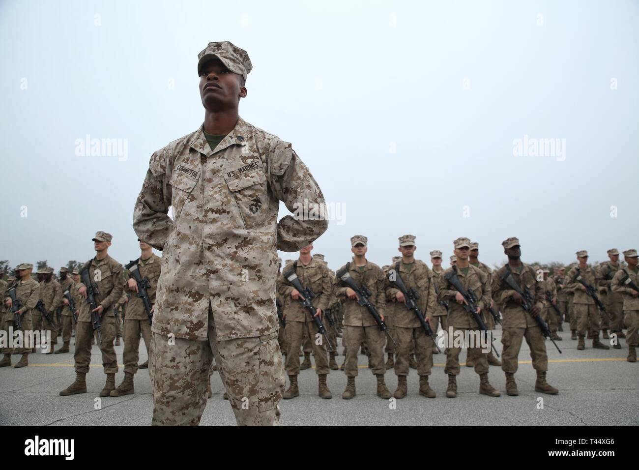 Le s.. Roy Covington III, le forage pour l'instructeur senior 2020 peloton, Echo compagnie, 2e Bataillon d'instruction des recrues, se tient devant son peloton après avoir terminé le "The Crucible" au Marine Corps Recruter Depot Parris Island, Caroline du Sud, le 23 février 2019. "The Crucible" est un événement culminant de 54 heures qui nécessite des recrues pour travailler en équipe et relever des défis afin de gagner le titre United States Marine. Banque D'Images