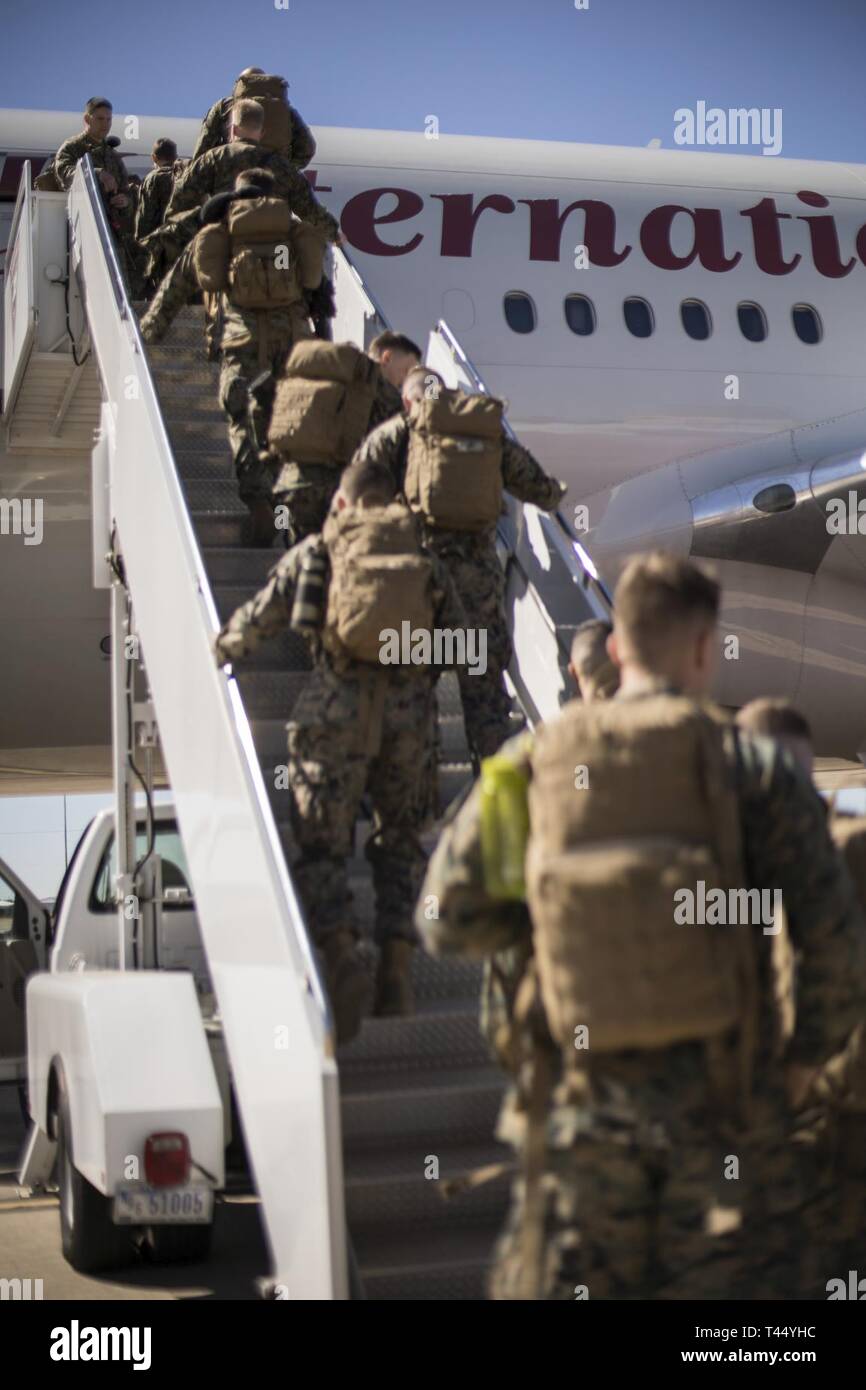 Les Marines du 14e Régiment de Marines, 4e Division de marines, bord d'un avion à Fort Worth, Texas, le 24 février 2019. Marines Marines sont 14e avec le cadre de l'exercice avant dynamique 19, un exercice multinational en Lettonie, qui est conçu pour améliorer la capacité de la nation des pays alliés et des pays partenaires à fournir des capacités de feux longue portée. Banque D'Images