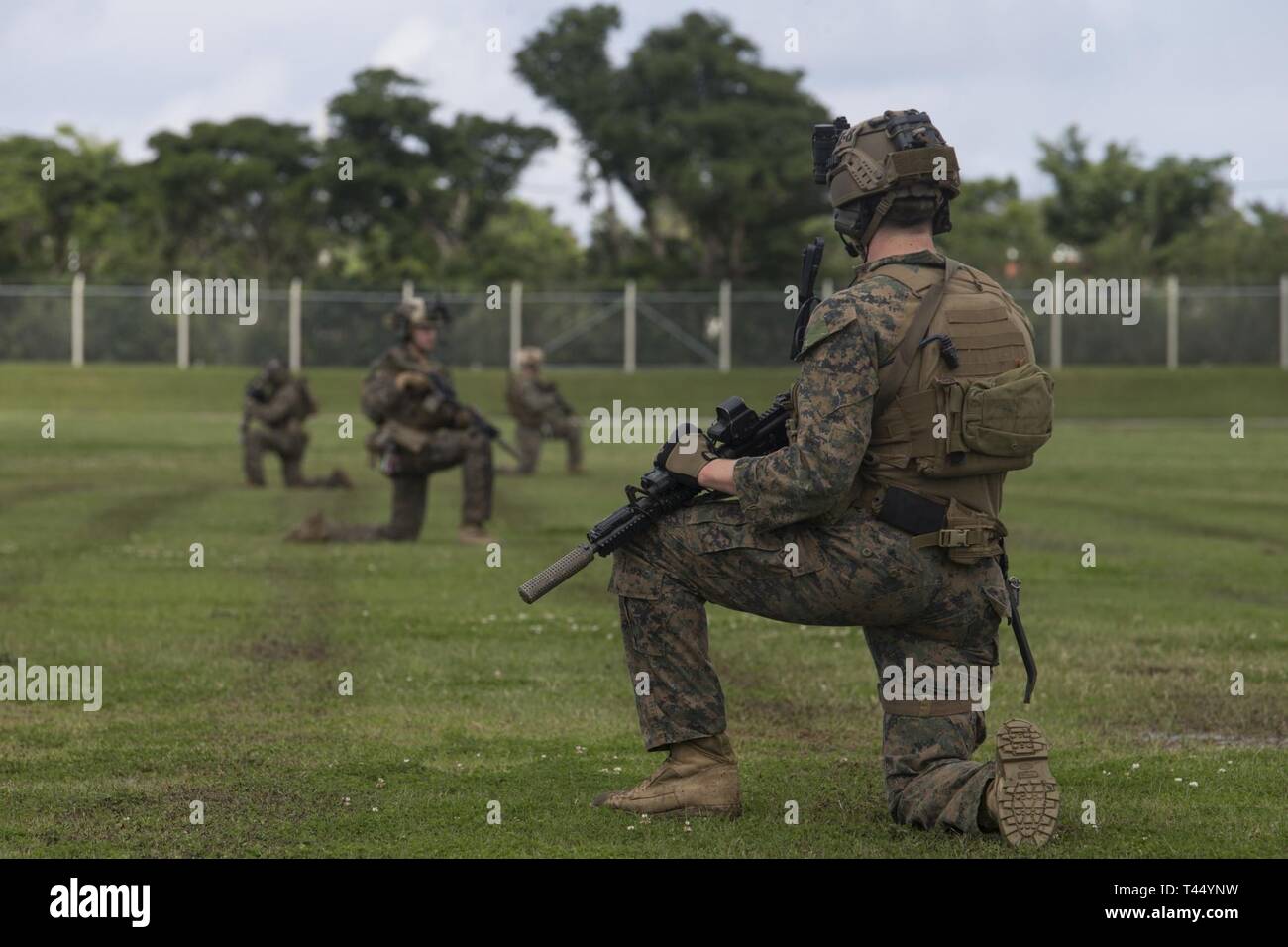 Marines avec la 31e Marine Expeditionary Force maritime de l'Unité de sécurité raid après raid pendant une simulation au Camp Hansen, Okinawa, Japon, le 25 février 2019. La 31e MEU, dans un exercice de commandement et de contrôle, est en train d'achever les opérations de découpage à travers une large bande de la région indo-pacifique comprenant au moins quatre emplacements géographiques - Okinawa, Japon ; à bord du navire de débarquement dock USS Ashland (LSD 48) dans la mer de Chine du Sud ; à bord du quai de transport amphibie USS Green Bay (LPD 20) dans le golfe de Thaïlande ; et d'autres lieux inconnus. C'est la première fois qu'une expédition maritime Banque D'Images