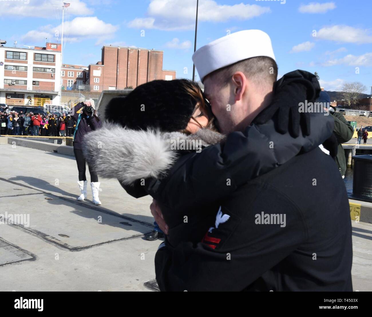 GROTON, Connecticut (fév. 25, 2019) Deuxième nucléaire-électricien classe Joseph Consolo embrasse sa fiancée Sarah Bruno-Jezierski avec le traditionnel premier baiser pendant une fin de semaine pour le Los Angeles-classe, sous-marin d'attaque rapide USS Pittsburgh (SSN 720), le Naval Submarine Base New London à Groton, Connecticut) Pittsburgh est de retour de la zone de responsabilité du Commandement européen où ils ont exécuté le chef de l'opération navale de la stratégie maritime pour soutenir les intérêts de la sécurité nationale et les opérations de sécurité maritime. Banque D'Images