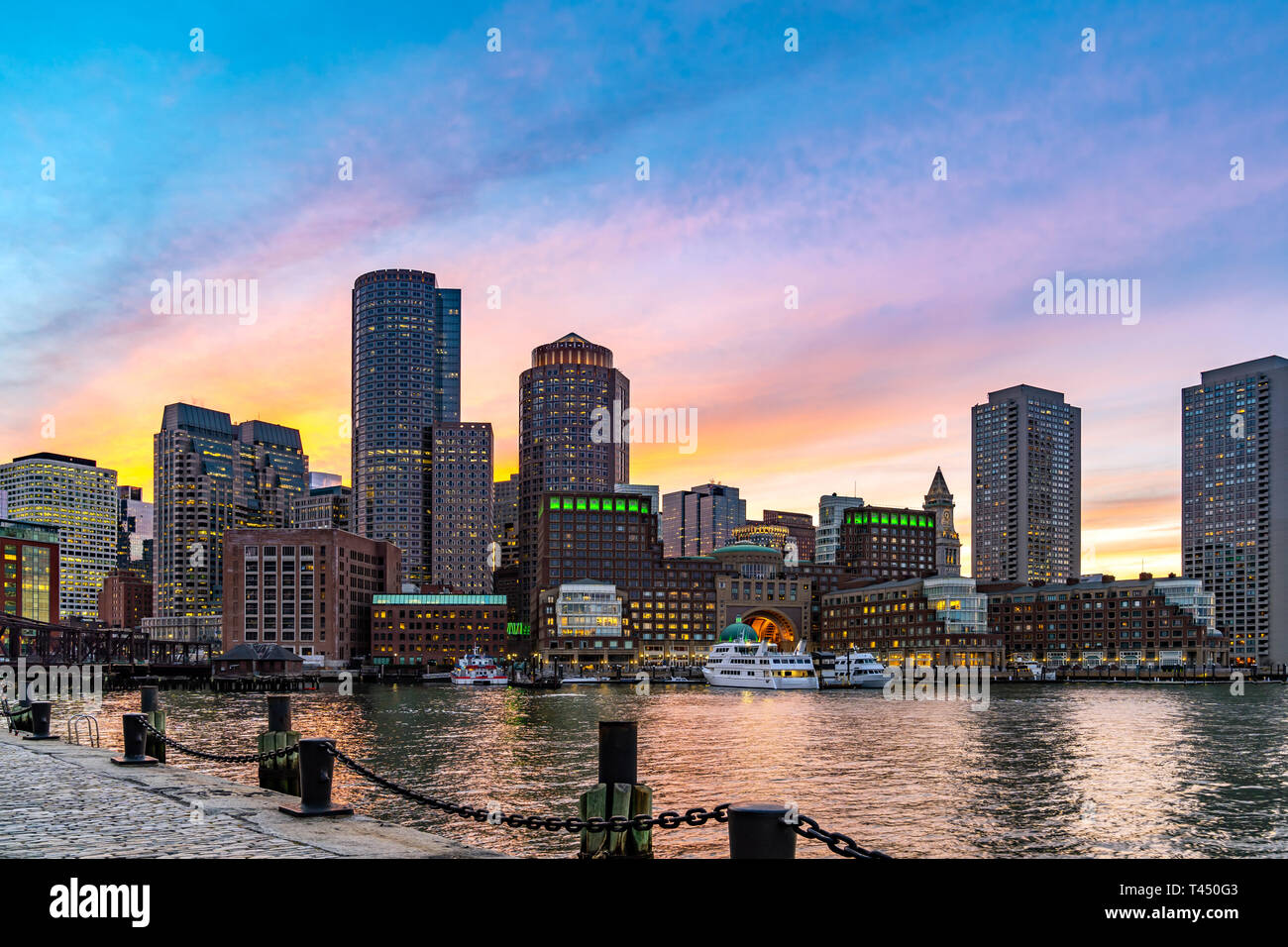 L'horizon de Boston Downtown building cityscape coucher du soleil à ville de Boston, MA, USA. Banque D'Images