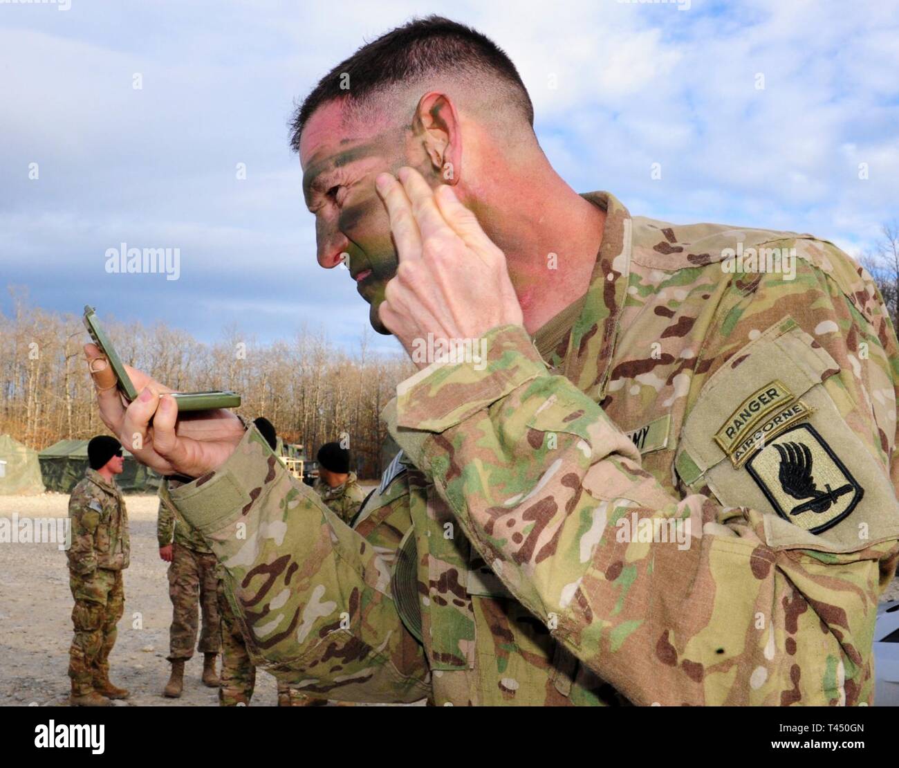 Le colonel de l'armée américaine James B. Bartholomees III, commandant de la 173e Brigade aéroportée, met la dernière touche de camouflage à Monte Carpegna zone formation italien , Monte Carpegna, Italie, le 25 février 2019. Banque D'Images