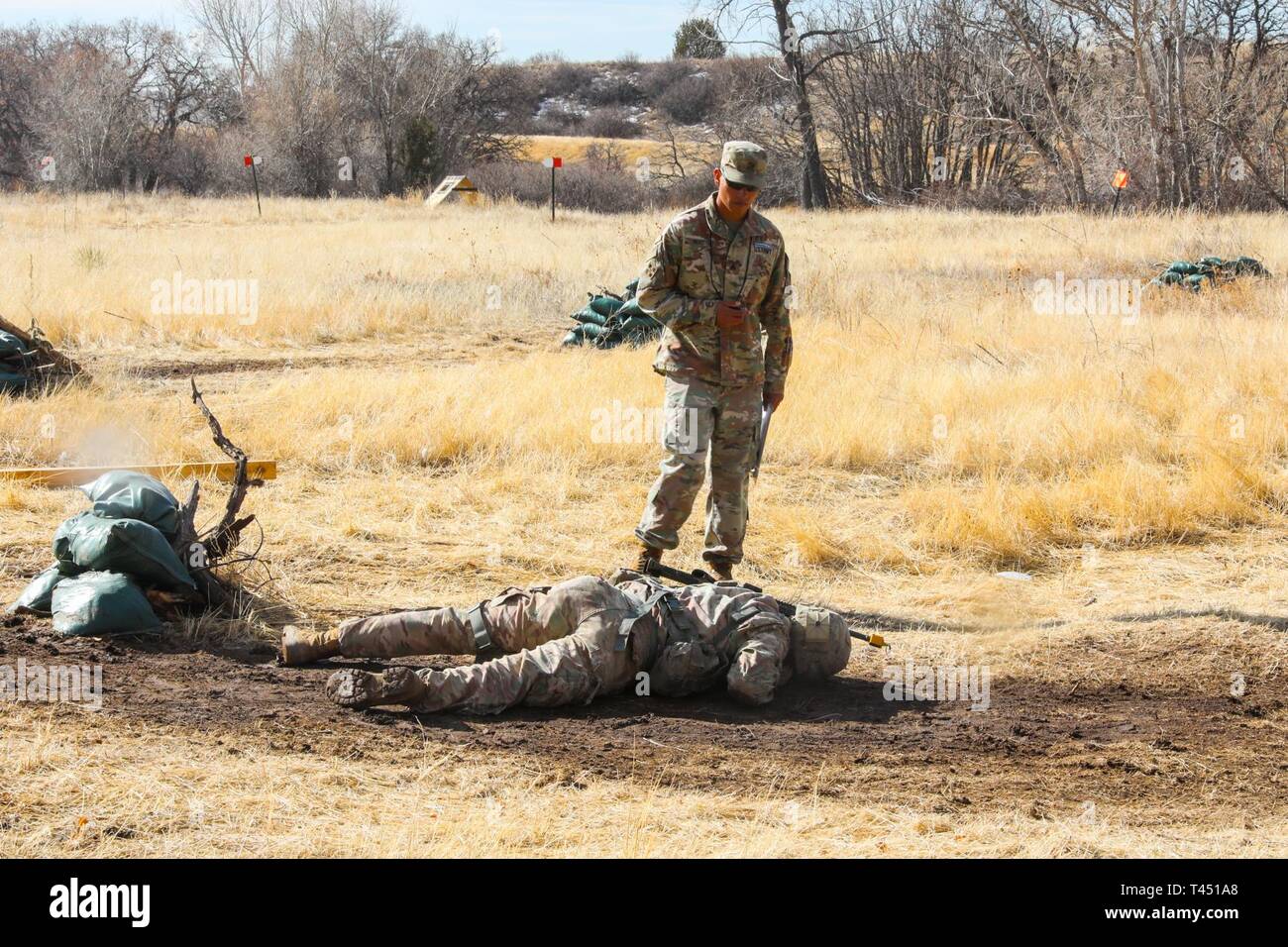 Un soldat de l'Armée américaine affecté à 1er Bataillon, 41e Régiment d'infanterie, 2e Brigade Combat Team, 4e Division d'infanterie, une faible rampe pendant le déménagement sous le feu direct lane, 26 février 2019, à l'expert Infantryman Badge d'essais sur le Fort Carson, Colorado. Tout au long de la brigade d'infanterie et les autres unités de l'installation sont participant à l'essai d'une semaine pour gagner le badge convoité. Banque D'Images