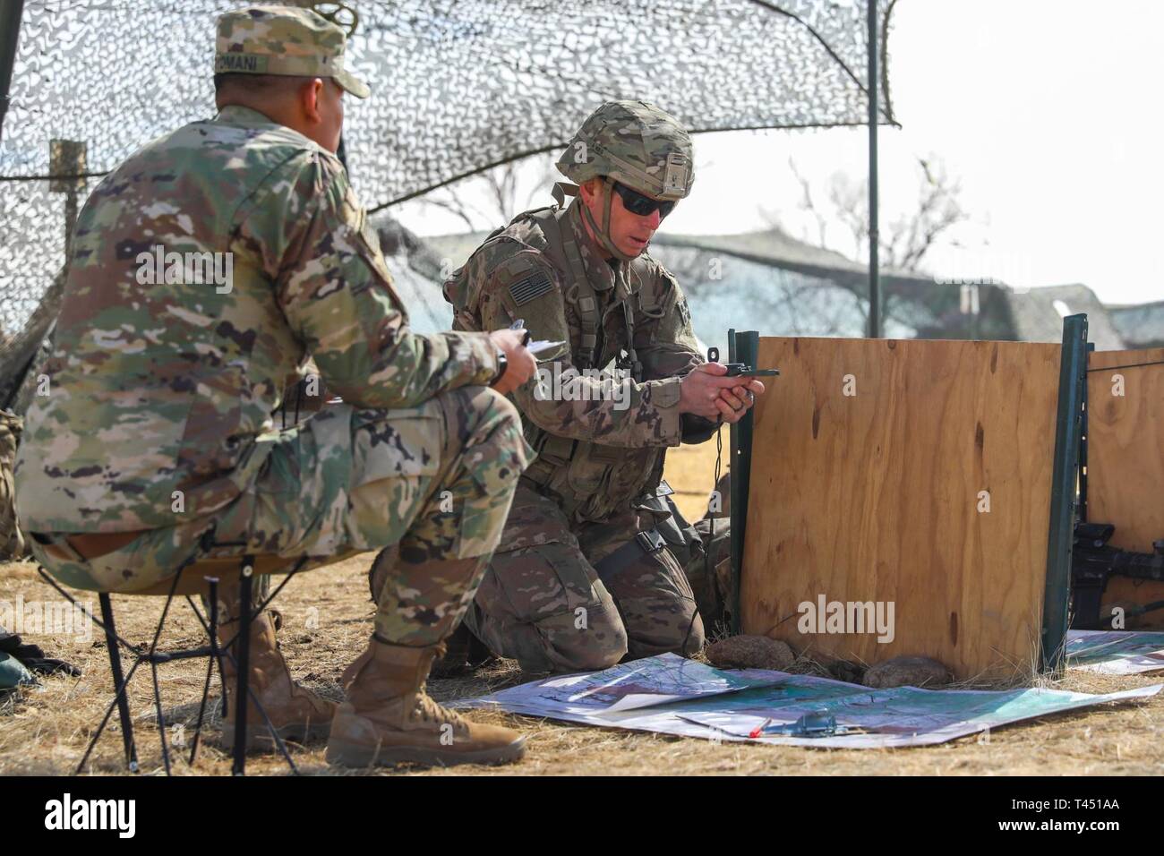 Un soldat de l'Armée américaine affecté à 1er Bataillon, 41e Régiment d'infanterie, 2e Brigade Combat Team, 4e Division d'infanterie, regarde sa boussole au cours de la résection et les cartes militaires lane, 26 février 2019, à l'expert Infantryman Badge d'essais sur le Fort Carson, Colorado. Tout au long de la brigade d'infanterie et les autres unités de l'installation sont participant à l'essai d'une semaine pour gagner le badge convoité. Banque D'Images