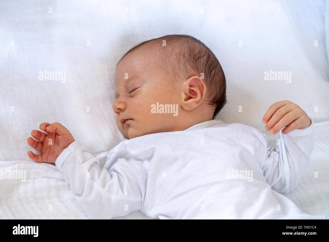 Bébé garçon nouveau-né de dormir sur son dos. Petit bébé dormir sur blanc  Photo Stock - Alamy
