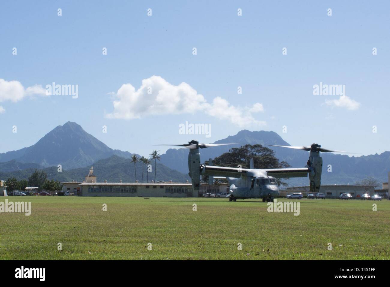 Une MV-22B hélicoptère à rotors basculants Osprey avec l'escadron 268 à rotors basculants moyen marin atterrit à la zone d'atterrissage 216 pour récupérer une simulation d'écrasement d'un aéronef au cours d'un pilote de recherche et sauvetage de combat à la formation de base du Corps des Marines, Hawaii le 26 février 2019. Le service commun de formation CSAR renforcement de capacités d'intervention de crise pour inclure la localisation, la communication, en fournissant des soins médicaux et de la récupération du membre isolé. Banque D'Images