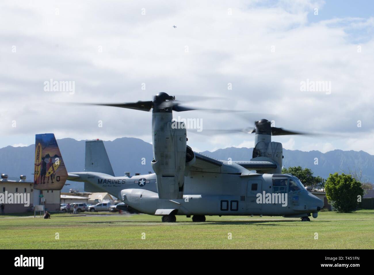 Une MV-22B hélicoptère à rotors basculants Osprey avec l'escadron 268 à rotors basculants moyen maritime à la zone d'atterrissage 216 après avoir récupéré une simulation d'écrasement d'un aéronef au cours d'un pilote de recherche et sauvetage de combat à la formation de base du Corps des Marines, Hawaii le 26 février 2019. Le service commun de formation CSAR renforcement de capacités d'intervention de crise pour inclure la localisation, la communication, en fournissant des soins médicaux et de la récupération du membre isolé. Banque D'Images