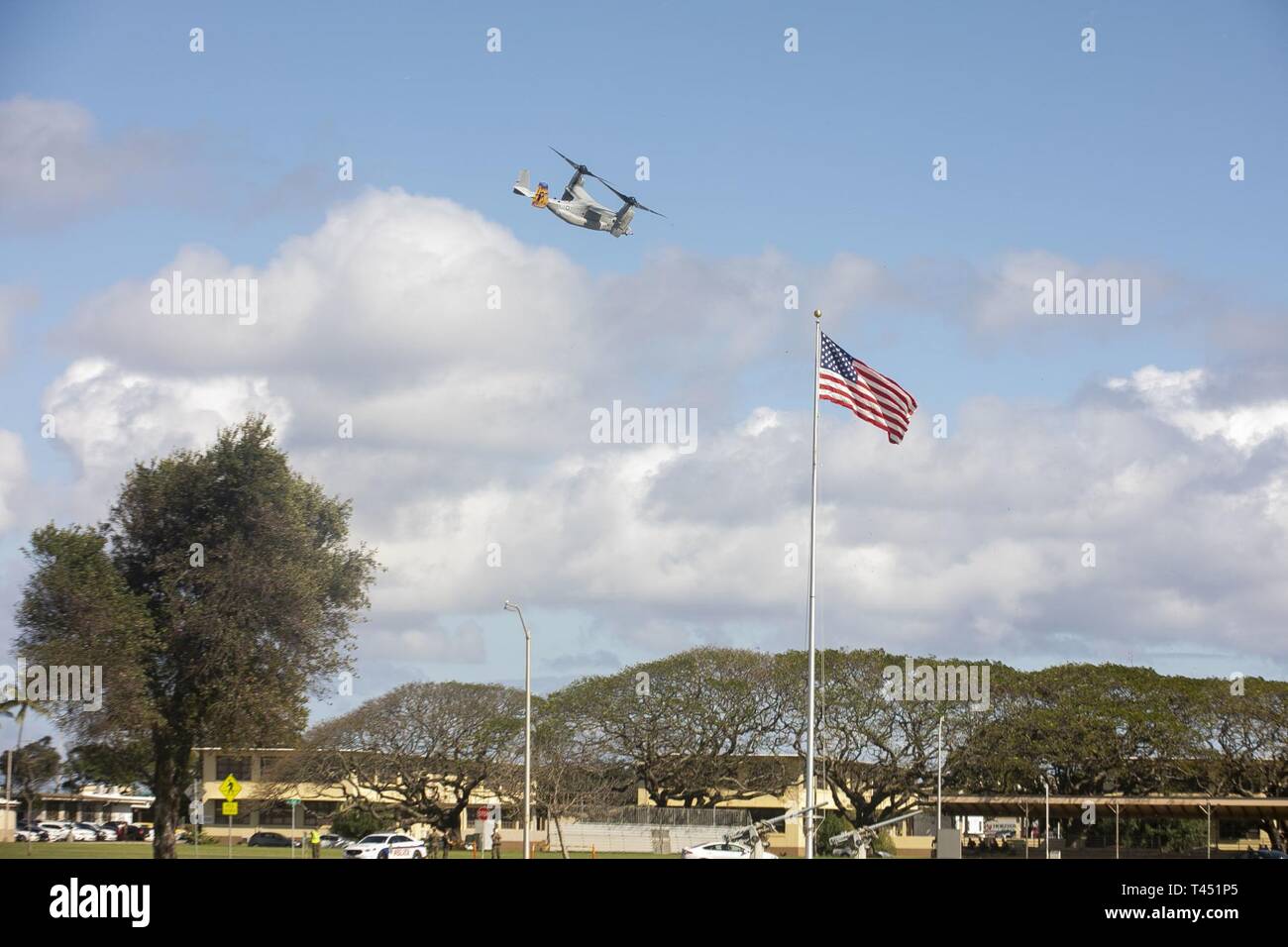 Une MV-22B hélicoptère à rotors basculants Osprey affectés à l'escadron 268 à rotors basculants moyen marin survole pendant un aéronef tombé scénario à la zone d'atterrissage 216 Base du Corps des Marines, Hawaii, le 27 février, 2019. Les Marines américains avec des armes Company, 2e Bataillon, 3e Régiment de Marines et VMM-268 avec le A-10 Thunderbolt II attaque aéronefs affectés au 442e Escadre de chasse de Whiteman Air Force Base, Ohio conduite formation composé d'un recouvrement tactique simulé d'aéronefs et un scénario du personnel de recherche et sauvetage de combat scénario. Banque D'Images