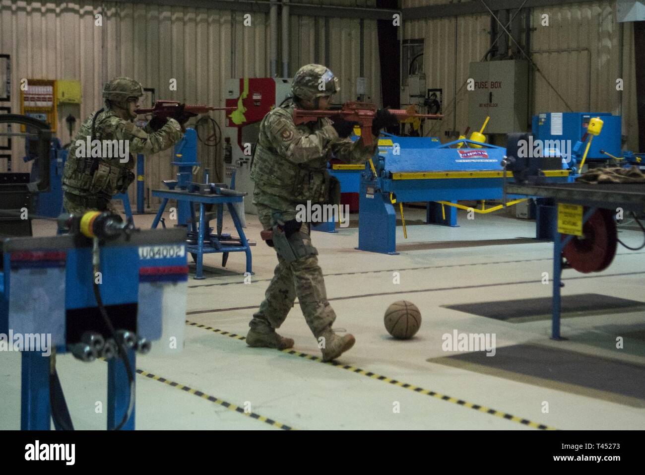 Les membres du 86e Escadron des Forces de sécurité répondent à un tireur actif simulé au cours de l'Exercice Opération Varsity 19-01 sur la base aérienne de Ramstein, en Allemagne, le 26 février 2019. Peu après les membres ont appréhendé le suspect, plusieurs membres des forces de sécurité sont arrivés à balayer l'ensemble du bâtiment. Banque D'Images