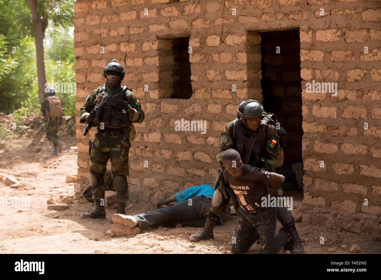 Cameroun des soldats, le Burkina Faso et le Niger Des soldats s'entraînent l'identification d'un ennemi, Bobo-Dioulasso, Burkina Faso, le 27 février, 2019. Hébergé par le Burkina Faso, pistolets à silex est conçu pour renforcer la capacité des principaux pays partenaires de la région à lutter contre les organisations extrémistes violents, de protéger leurs frontières et assurer la sécurité de leur peuple. Banque D'Images