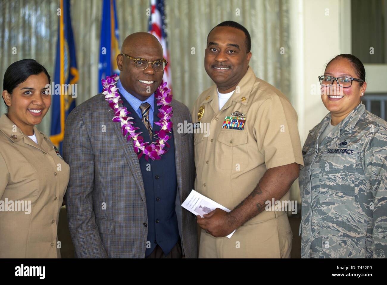 PEARL HARBOR (fév. 27, 2019) Le Dr Anthony J. Cook, le révérend et le lieutenant-colonel aumônier dans l'armée américaine se réserve, célèbre le Mois de l'histoire des Noirs avec des membres de la Force conjointe de la diversité à l'Officers club Hickam sur une base commune (JBPHH Harbor-Hickam Pearl). Le Mois de l'histoire des Noirs est une célébration annuelle des réalisations faites par les Africains américains tout au long de l'histoire américaine. Banque D'Images