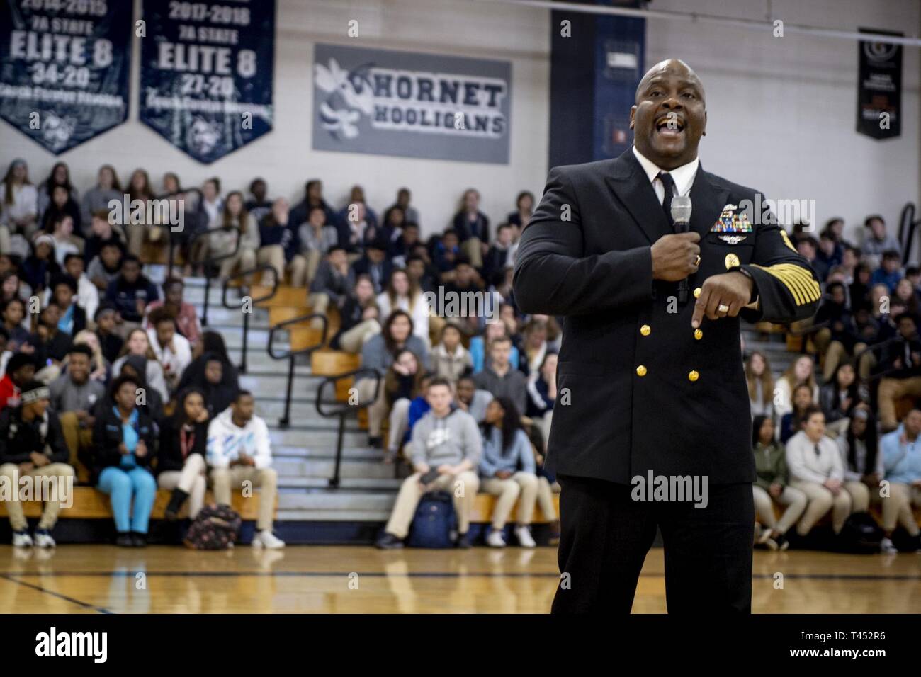 MOBILE, Alabama (fév. 27, 2019) maître commande le Chef de programme de l'exécutif de navires et 21 navires de mer (équipe) Antonio D. Perryman, originaire de Mobile, parle aux étudiants pendant une journée de la Marine à Baker High School s'est tenue à l'appui de la semaine Marine Mobile. Le programme de la Semaine de la Marine est le principal effort de sensibilisation de la marine dans les régions du pays sans une importante présence de la Marine. Banque D'Images